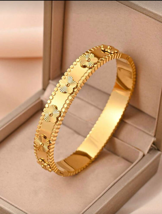 Five leaf flower bracelet image 1