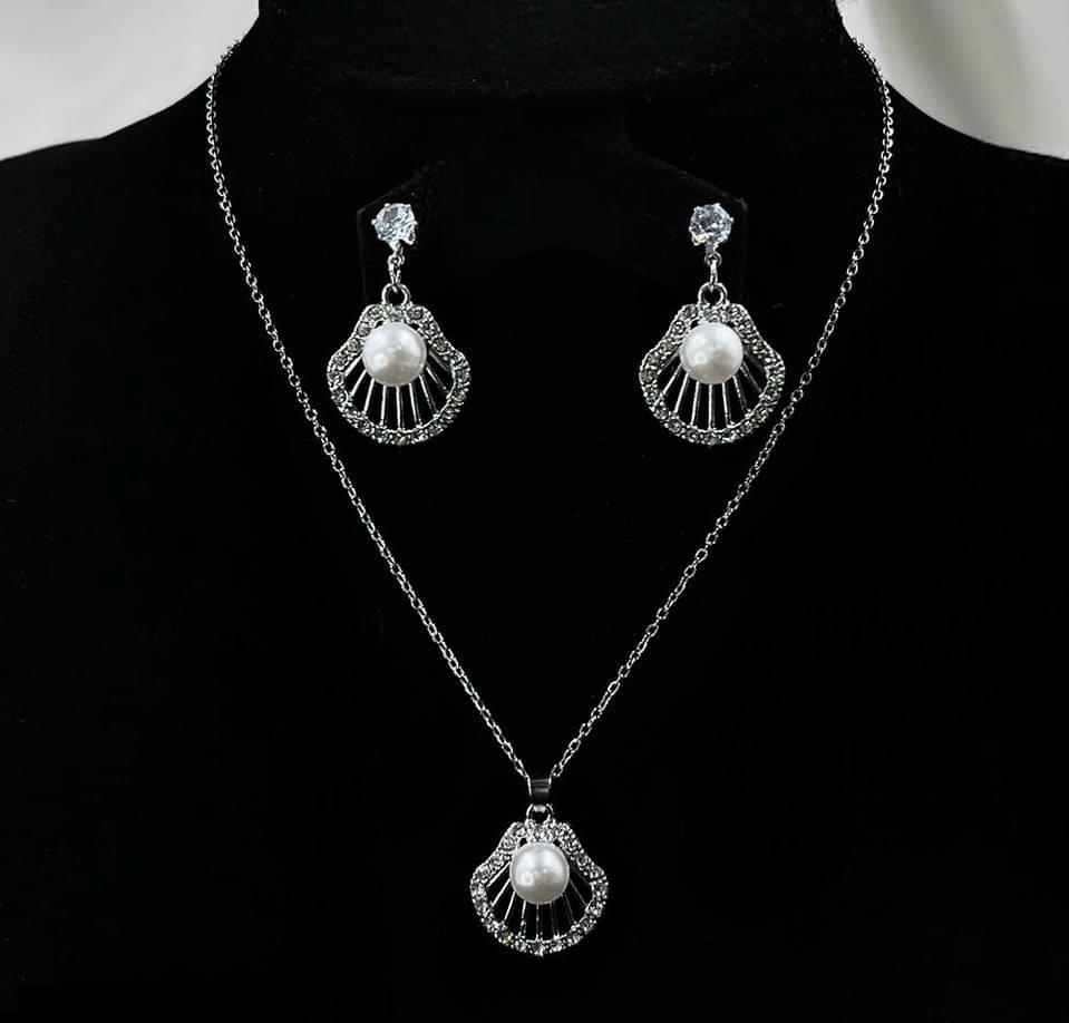 SHELL PEARLED PENDENT image 2