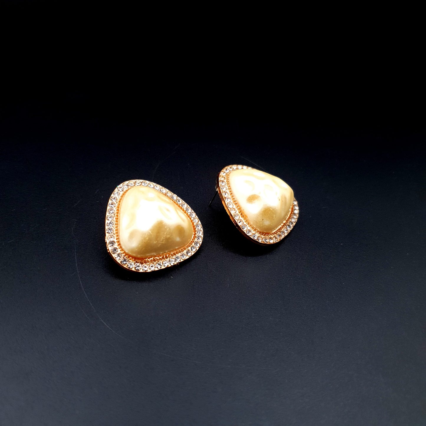 TRIANGLE MOUNT PEARL STUD image 3