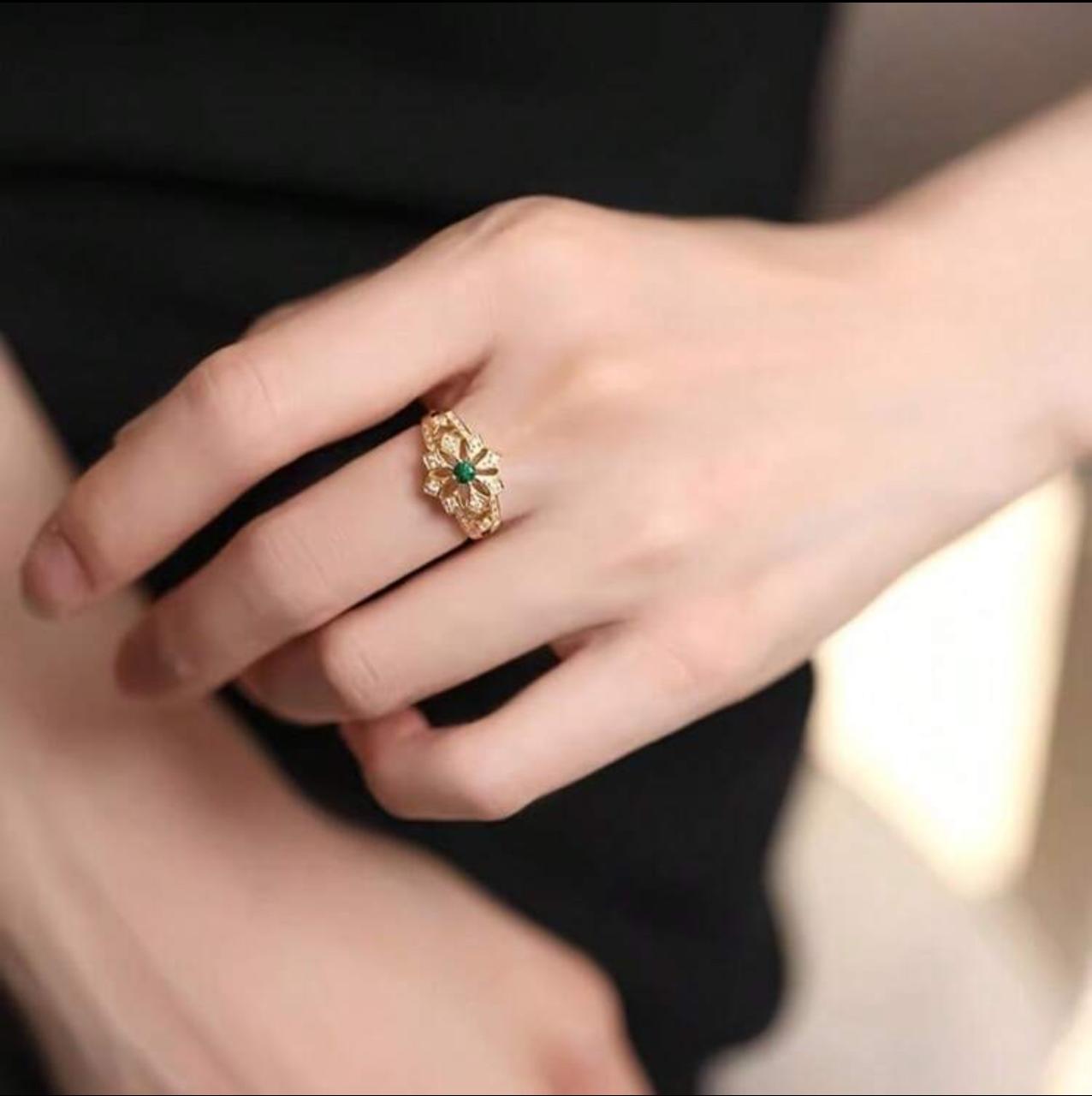 VINTAGE HOLLOW OUT ROUND SHAPED SYNTHETIC GREEN TOPAZ FLOWER RING image 5