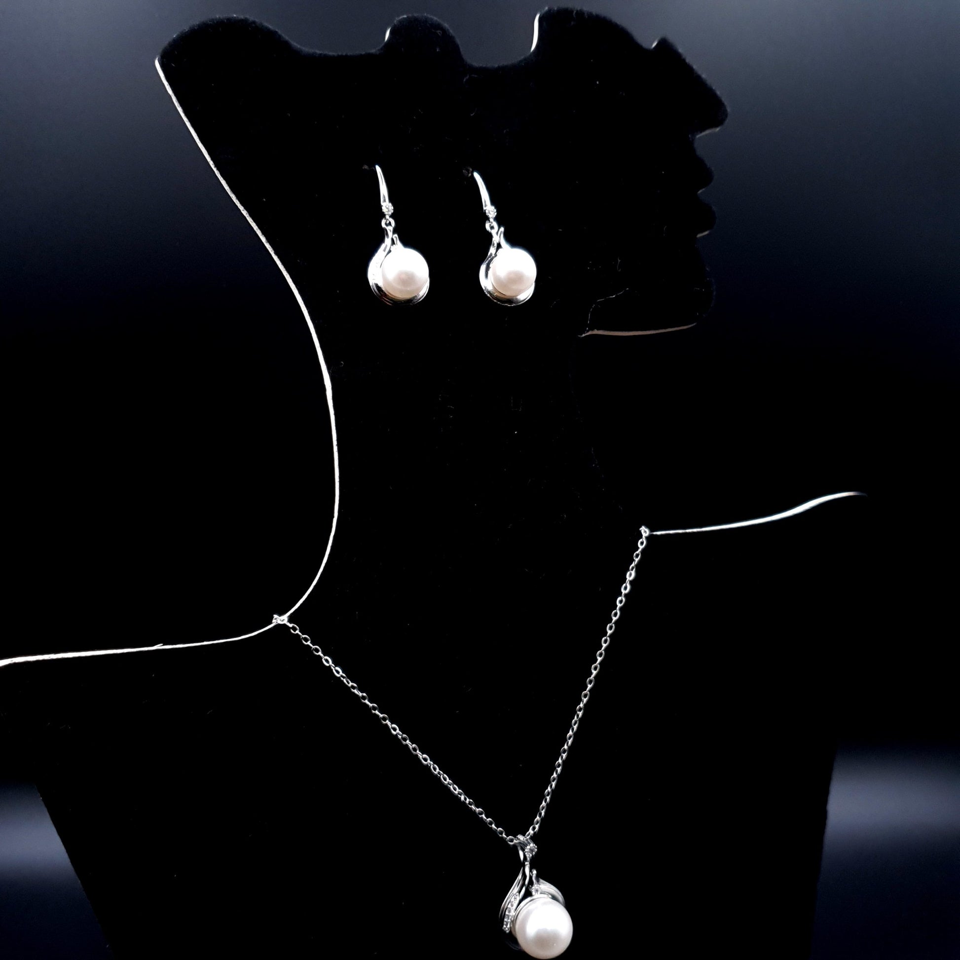 IMPORTED PEARLED PENDENT image 1