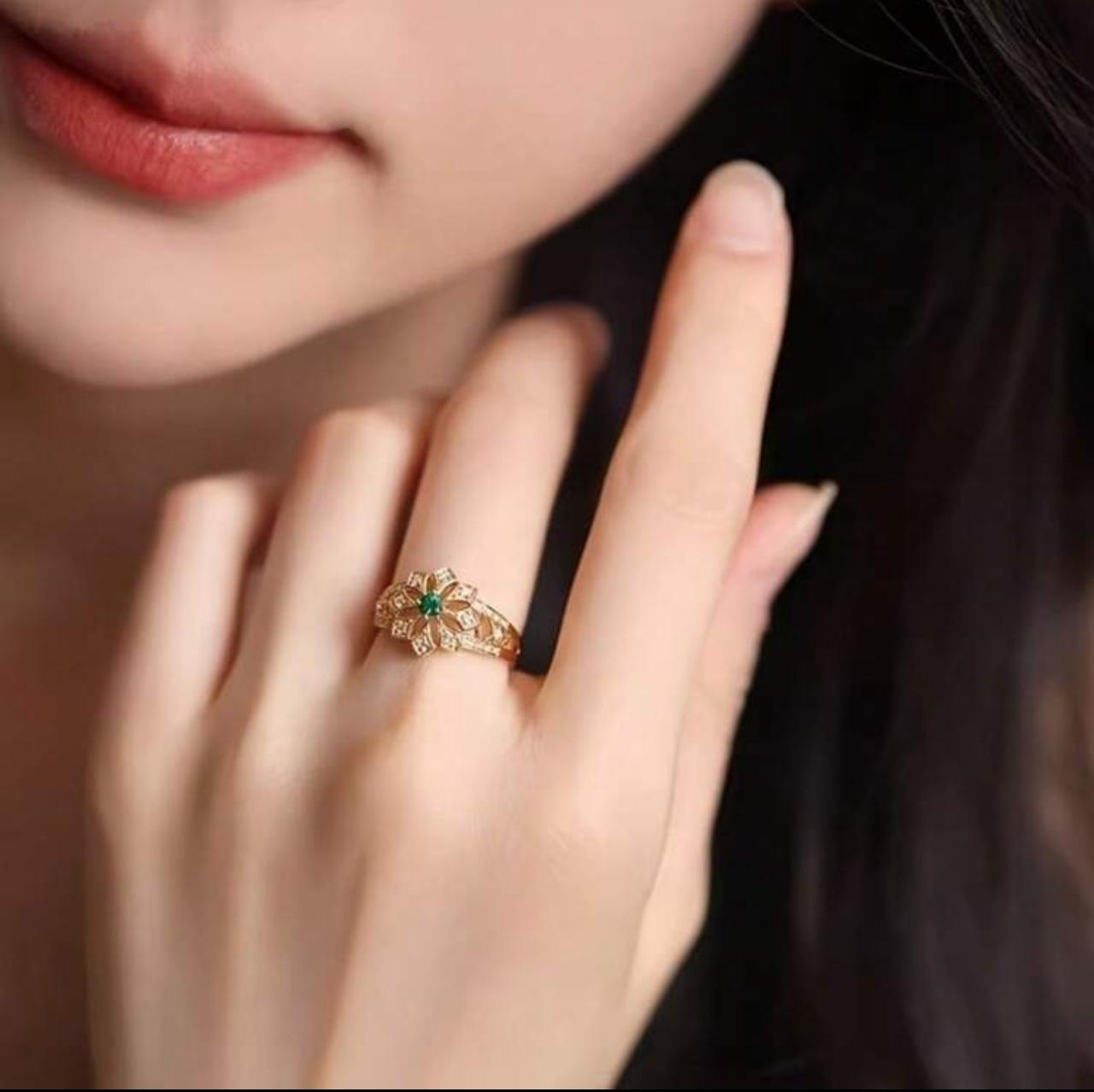 VINTAGE HOLLOW OUT ROUND SHAPED SYNTHETIC GREEN TOPAZ FLOWER RING image 4
