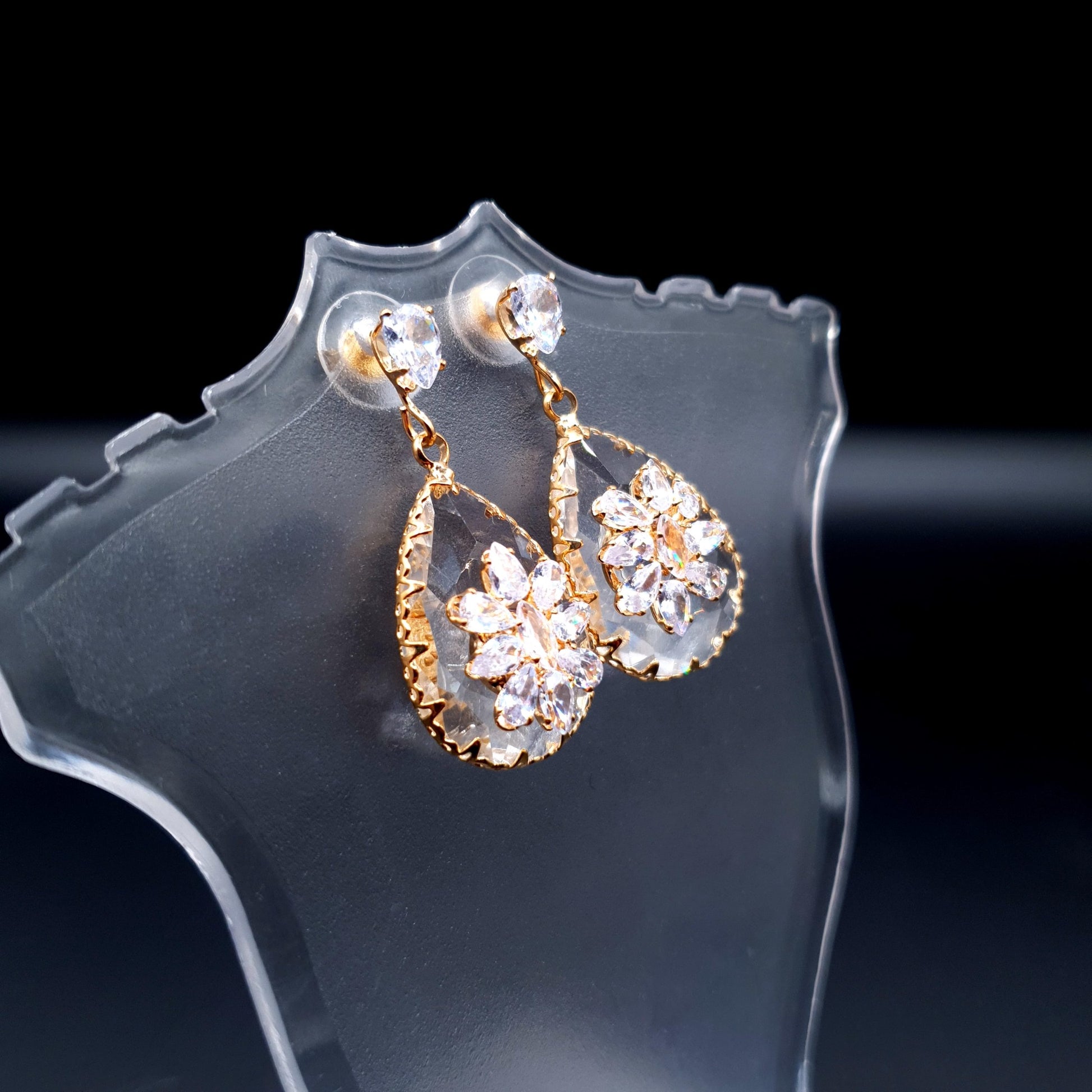 Crystal-clear earrings with embossed flower motif for a delicate and sophisticated touch. image 4