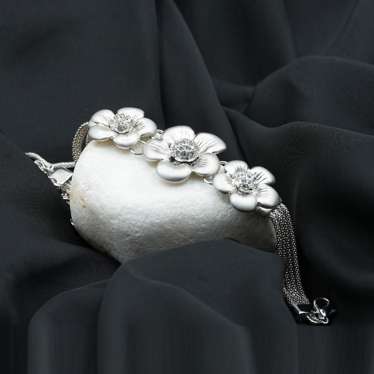 Stunning silver floral bracelet with intricate details image 3