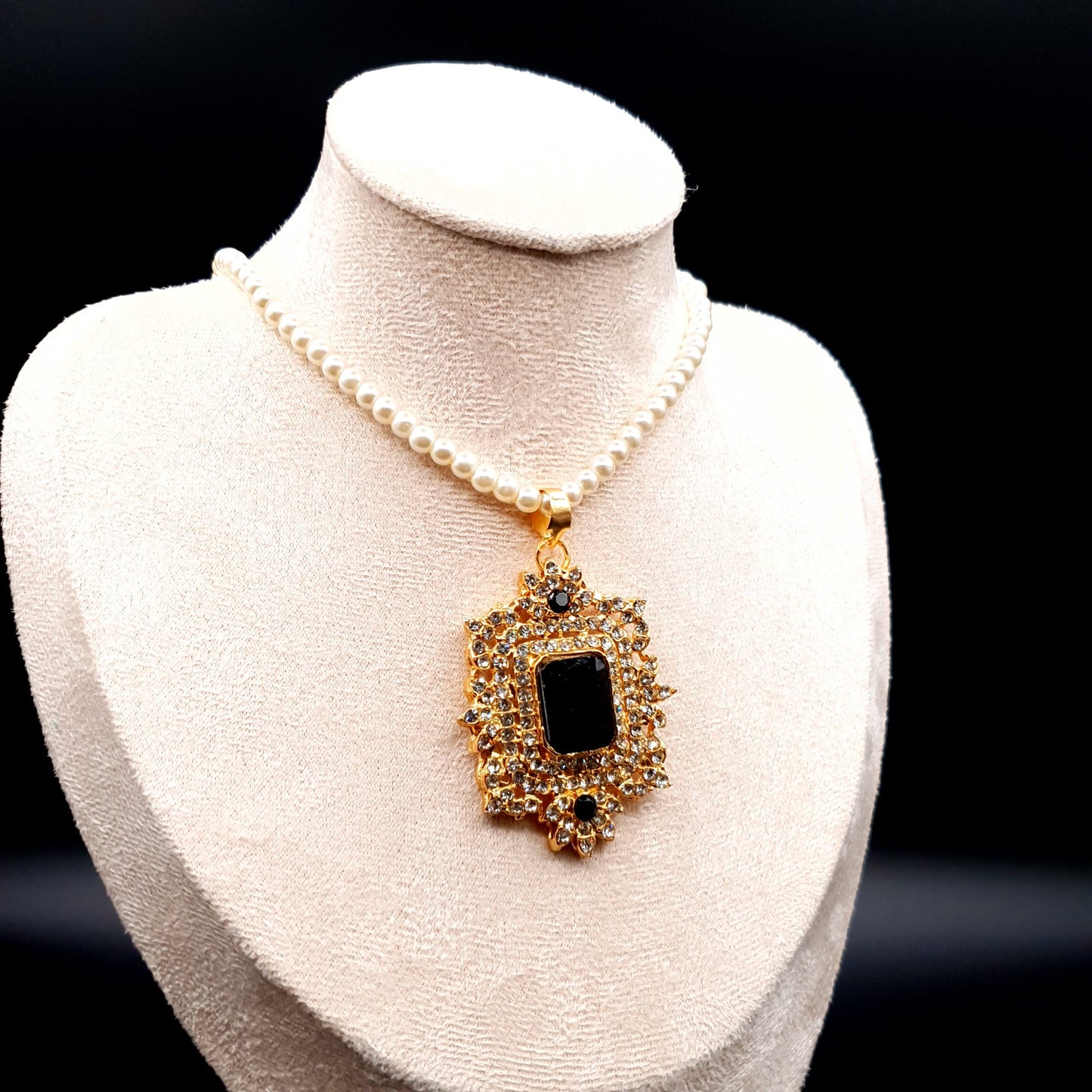 EMERALD SET WITH BEAD CHAIN image 5