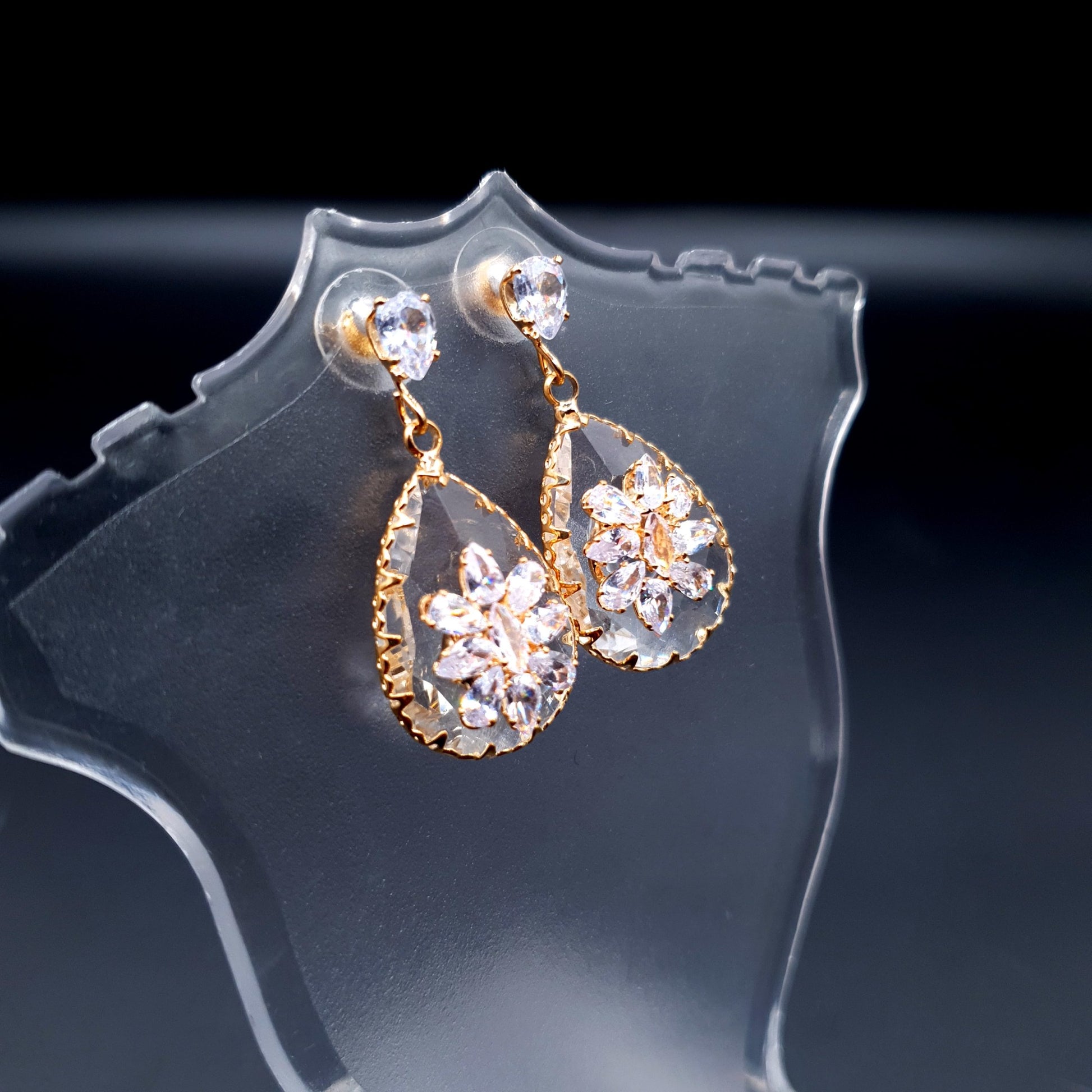 Crystal-clear earrings with embossed flower motif for a delicate and sophisticated touch. image 2