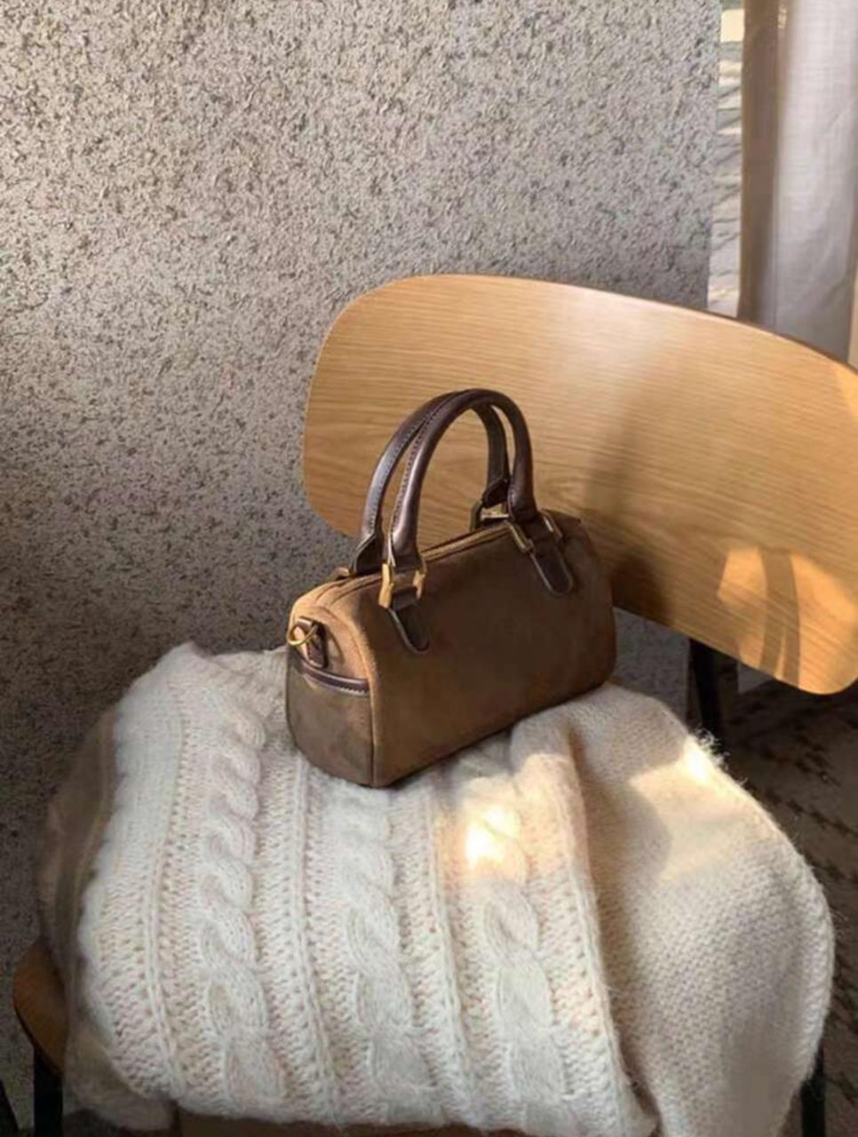 Retro-Style Versatile Shoulder Bag image 0