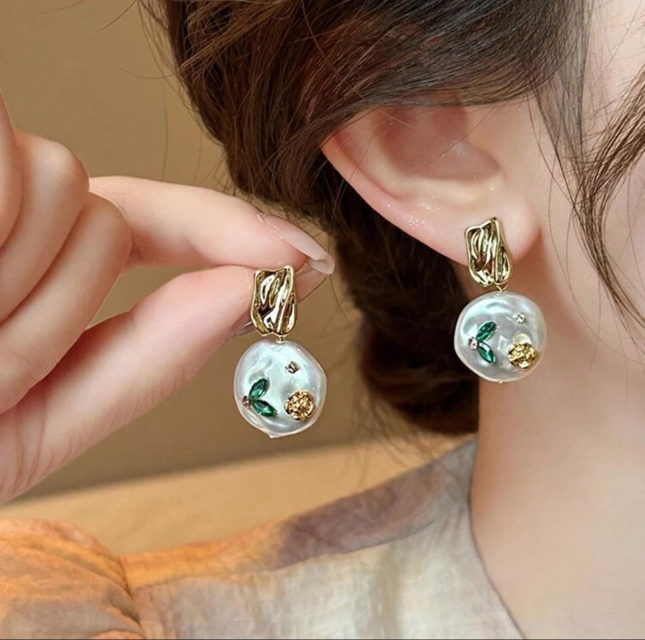 ASYMMETRICAL PEARL DROP image 2