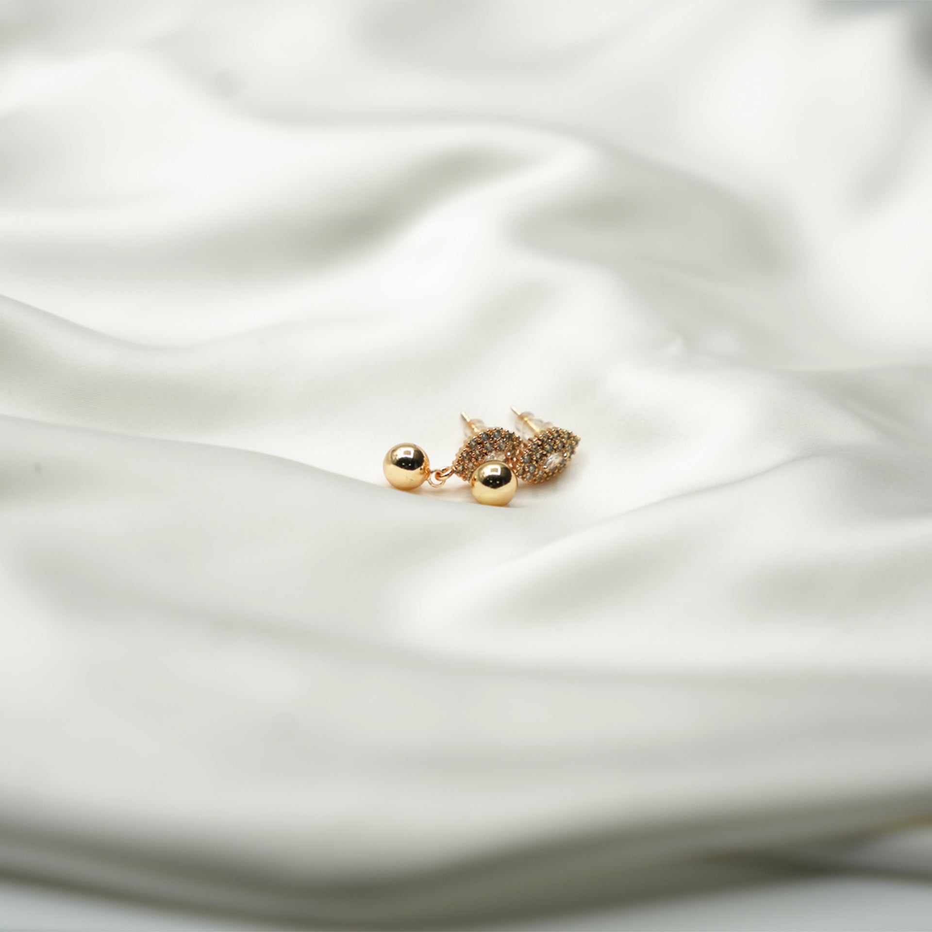 GILDED DROP EAR RINGS image 3
