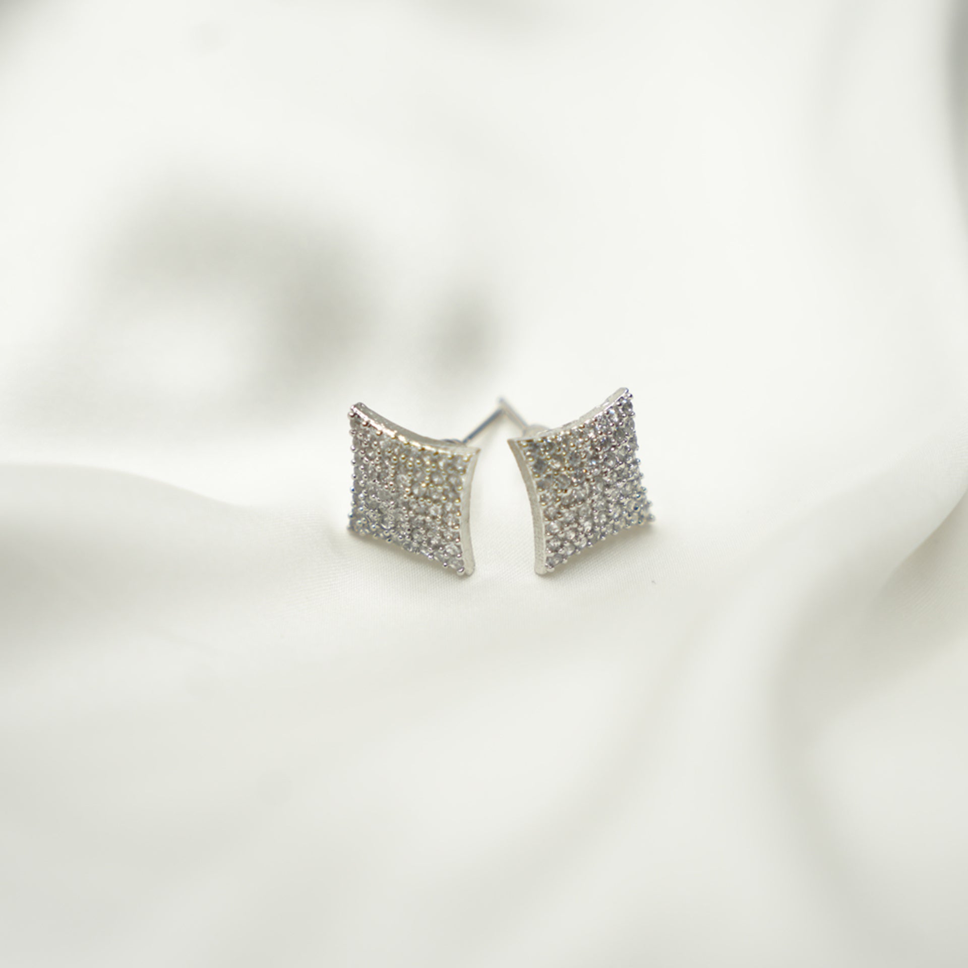 SQUARE STYLE-SILVER, GOLDEN & BLACK - Shiny Silver image