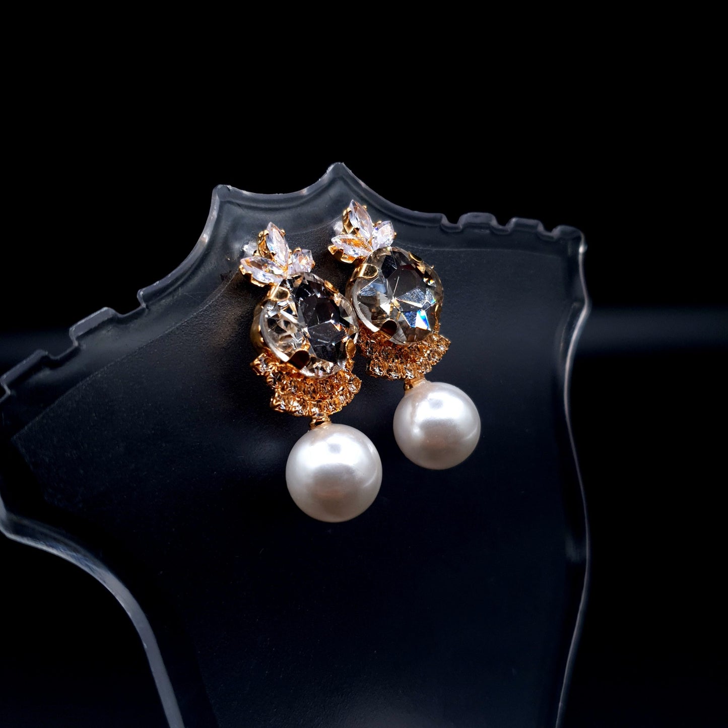 Stunning oval-shaped rhinestone earrings with a graceful pearl for an elegant charm. image 2