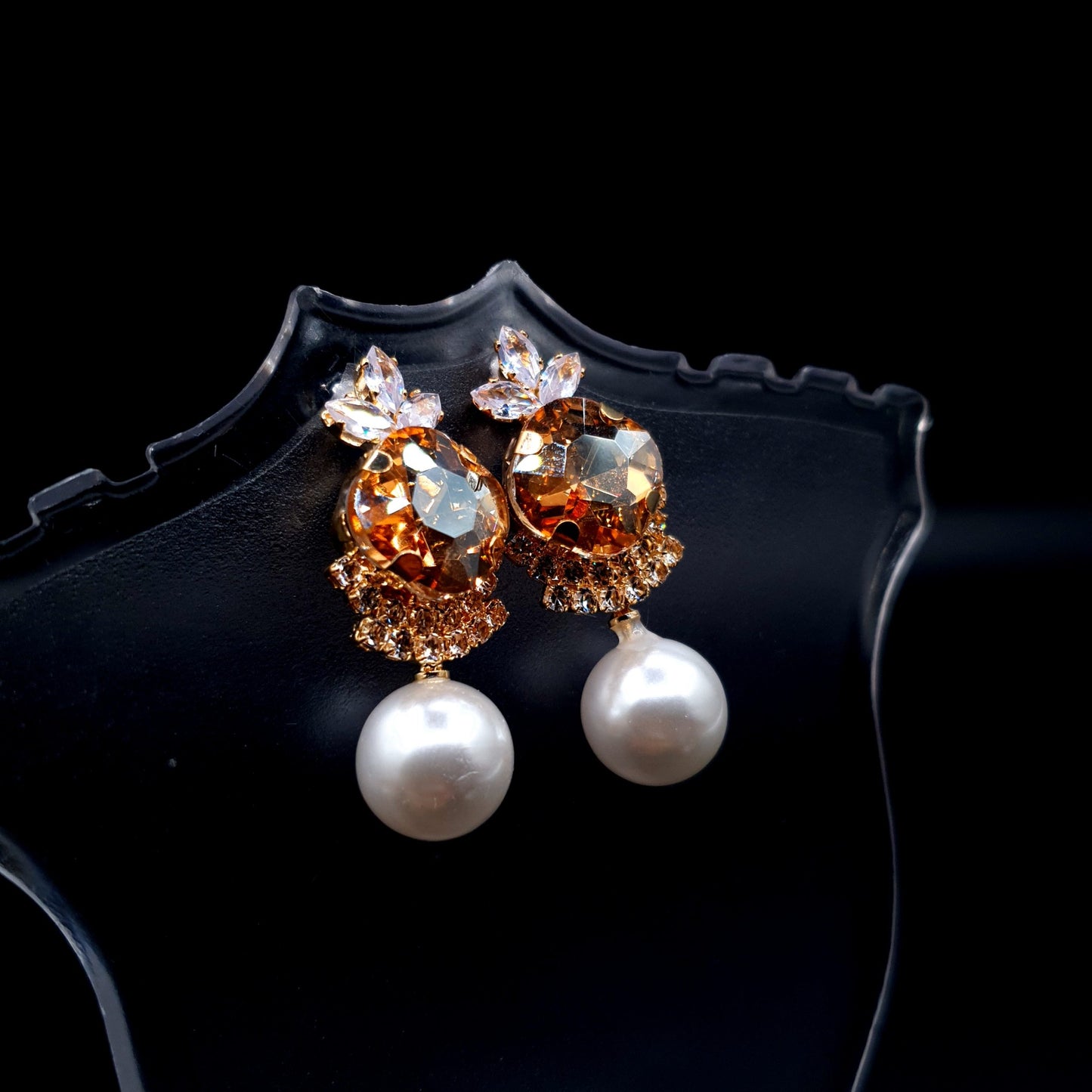 Stunning oval-shaped rhinestone earrings with a graceful pearl for an elegant charm. image 7