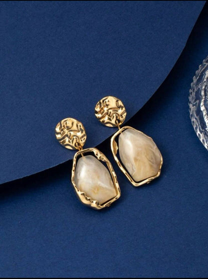 Elegant Minimalist Vintage Gold-Tone Earrings image 3