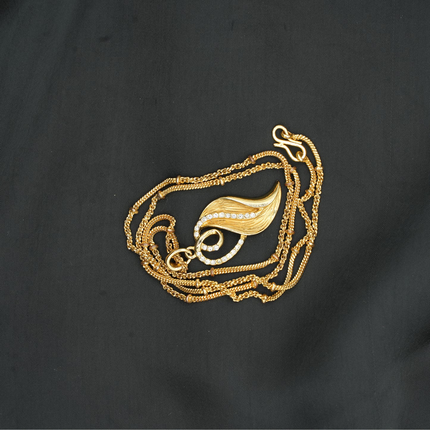 HEART LEAVE GOLDEN WITH CHAIN image 1