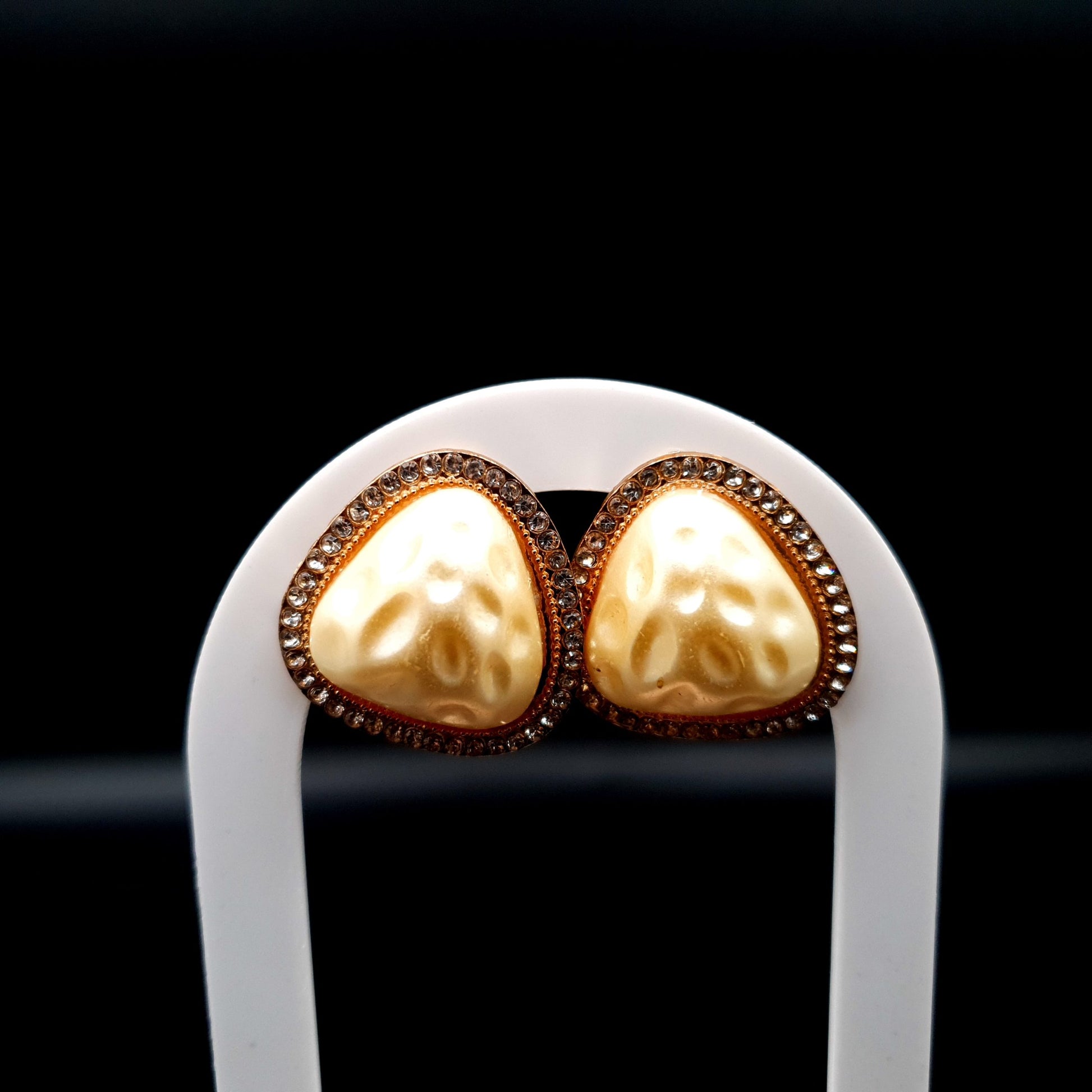 TRIANGLE MOUNT PEARL STUD image 2