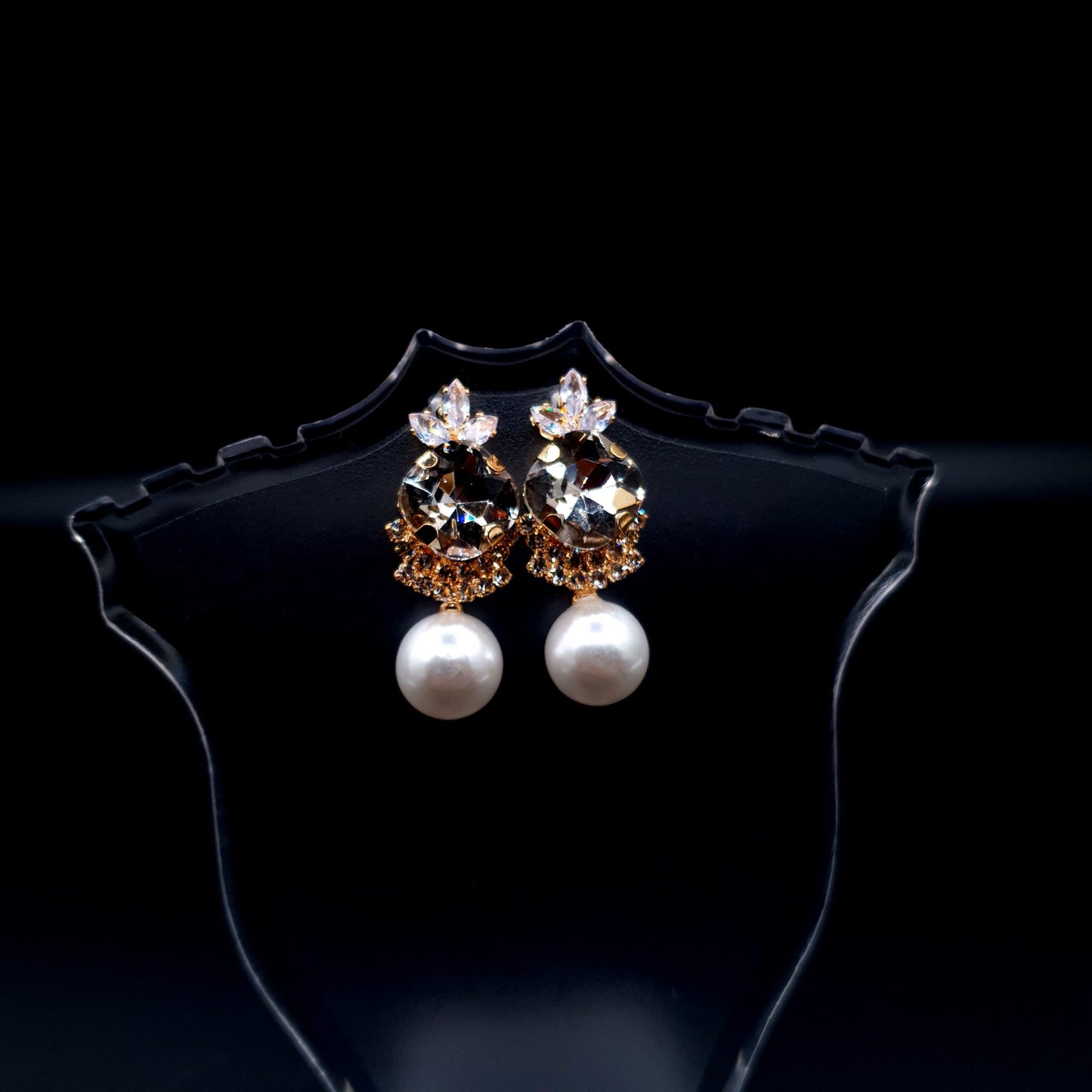 Stunning oval-shaped rhinestone earrings with a graceful pearl for an elegant charm. image 3