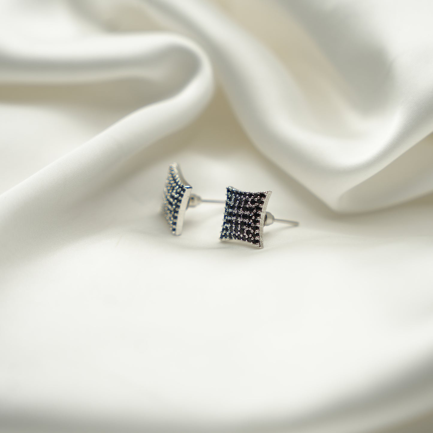 SQUARE STYLE-SILVER, GOLDEN & BLACK image 1
