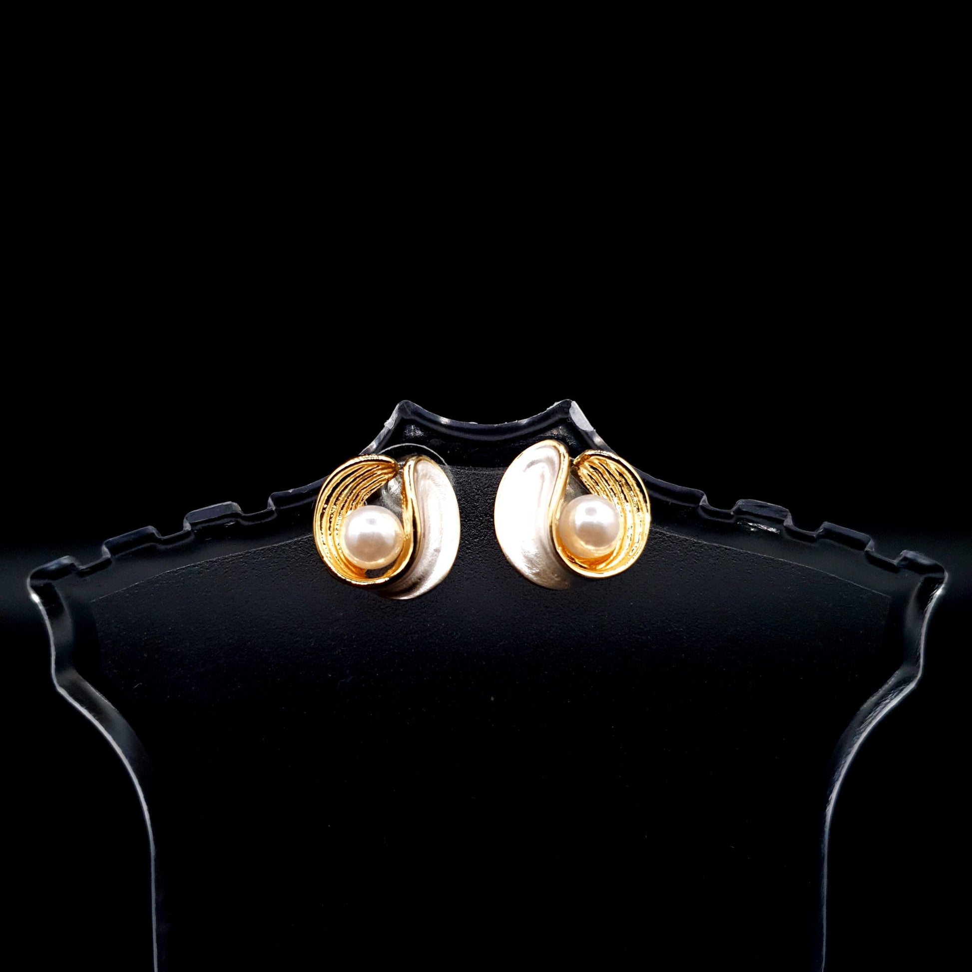 ROUND AND PEARL STUD image 1