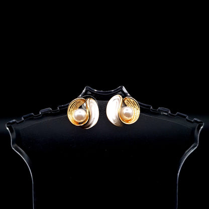 ROUND AND PEARL STUD image 1