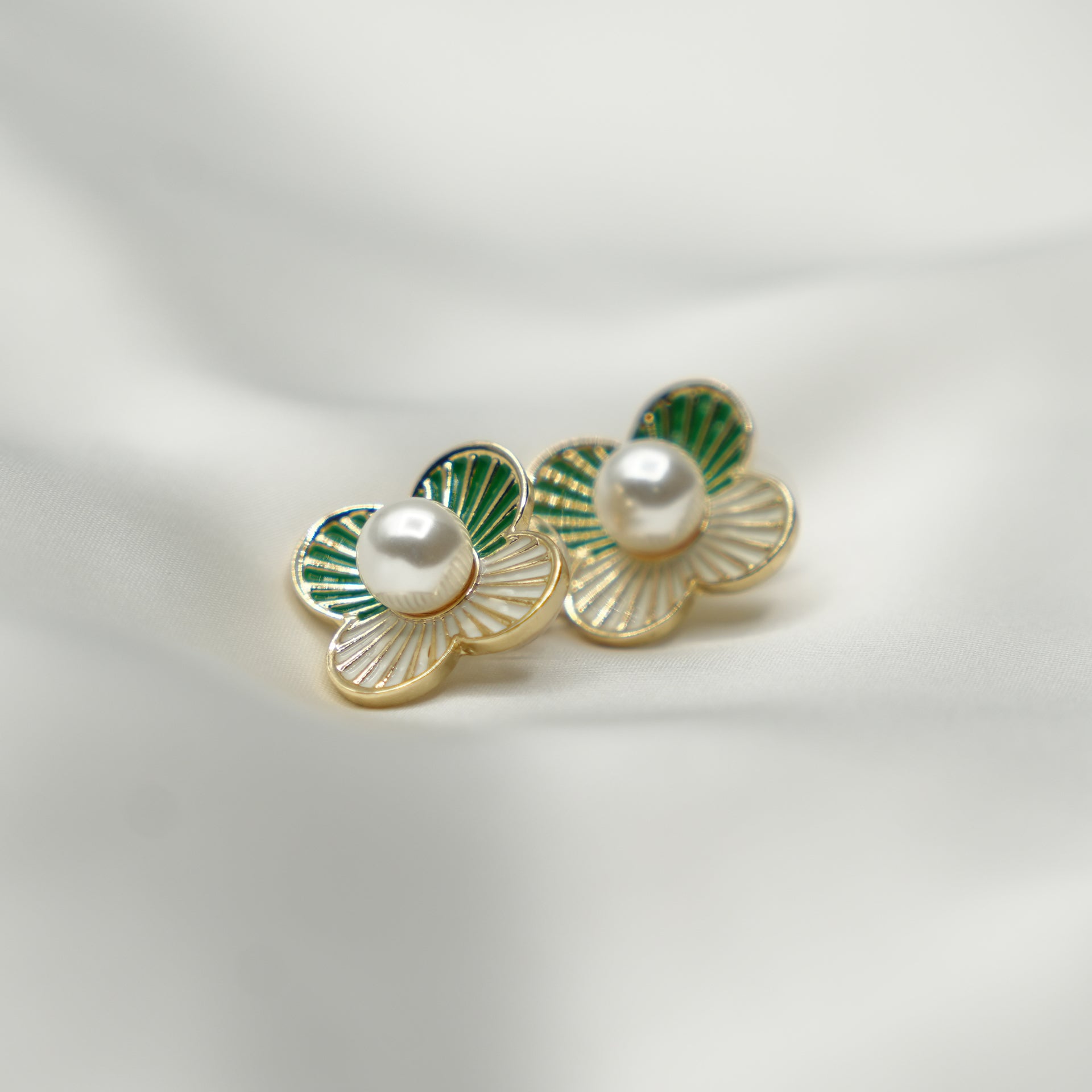 PAINTED LINE FLOWER STUD image 3