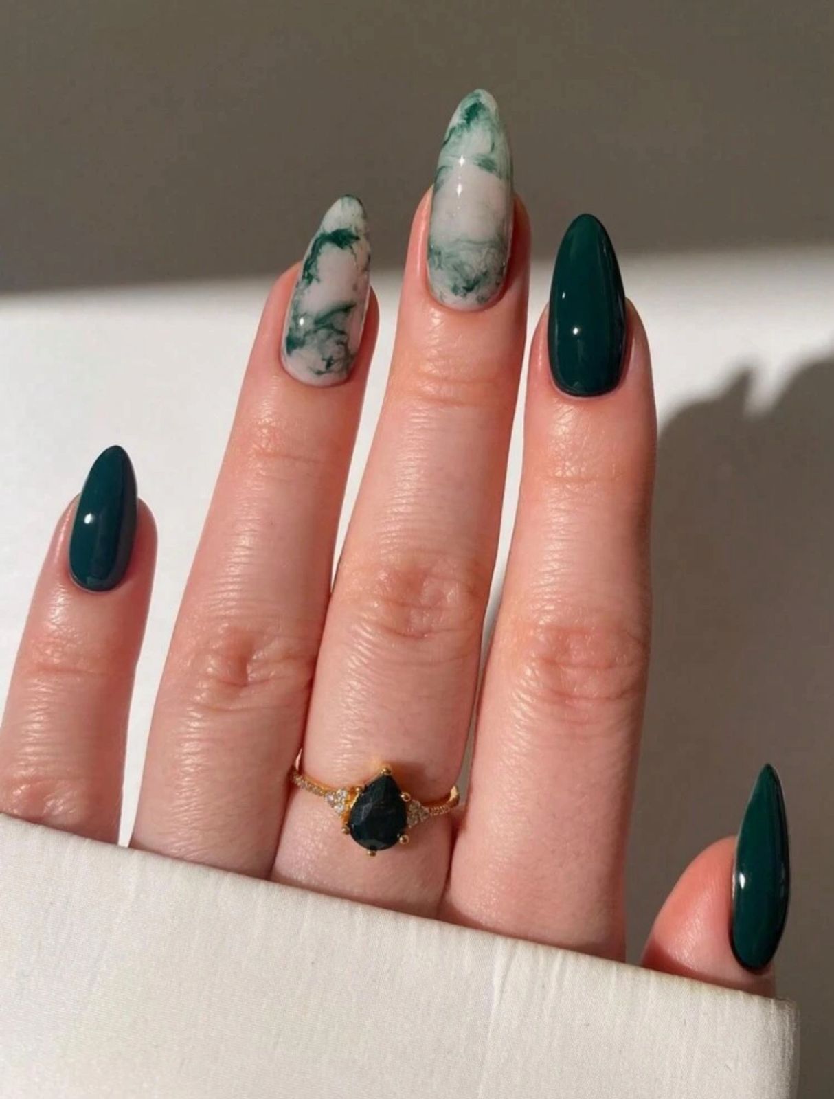 24 PCS Short Almond Shaped Green And White Color Block European Style Fingernail Set image 2