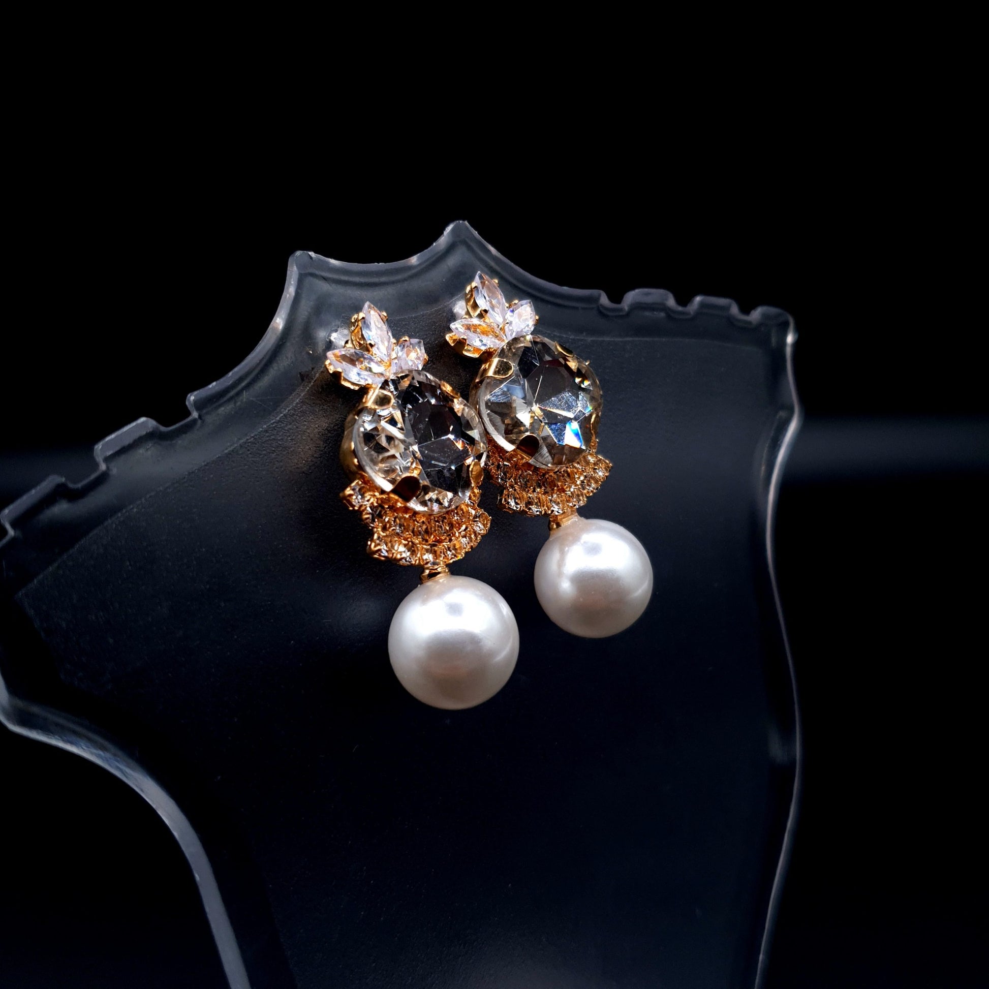 Stunning oval-shaped rhinestone earrings with a graceful pearl for an elegant charm. image 0