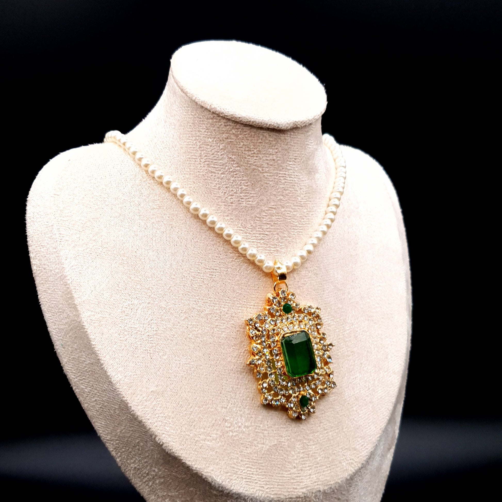 EMERALD SET WITH BEAD CHAIN image 11