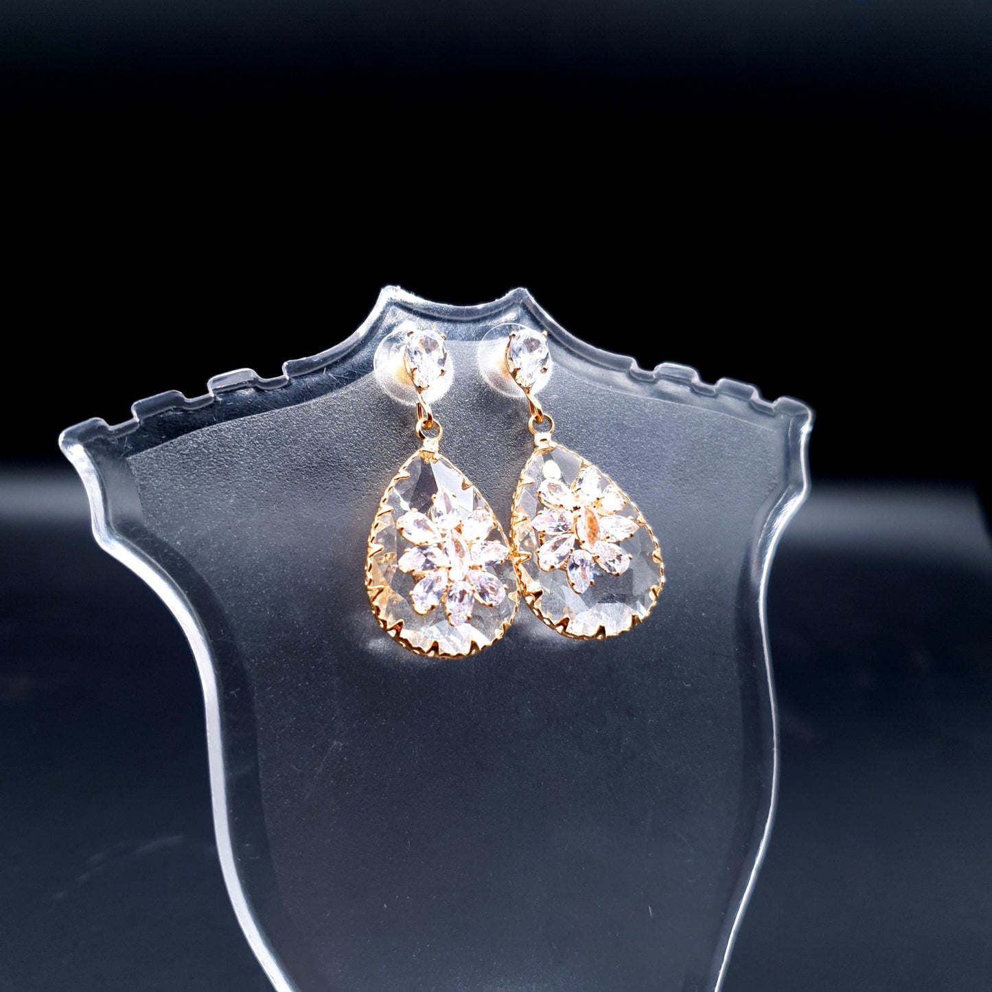 Crystal-clear earrings with embossed flower motif for a delicate and sophisticated touch. image 1