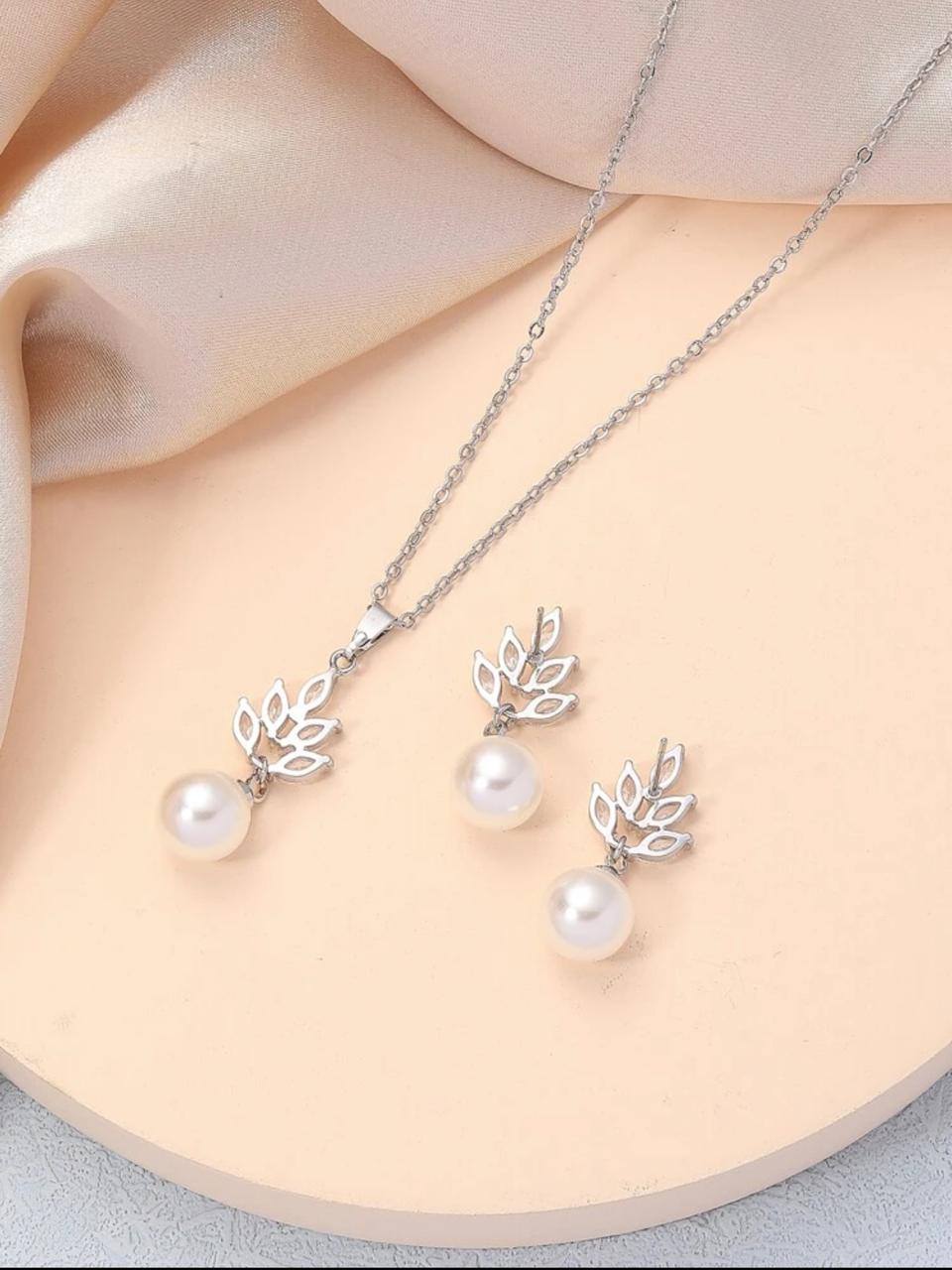Cubic Zirconia &amp; Faux Pearl Decor Necklace Set image 0