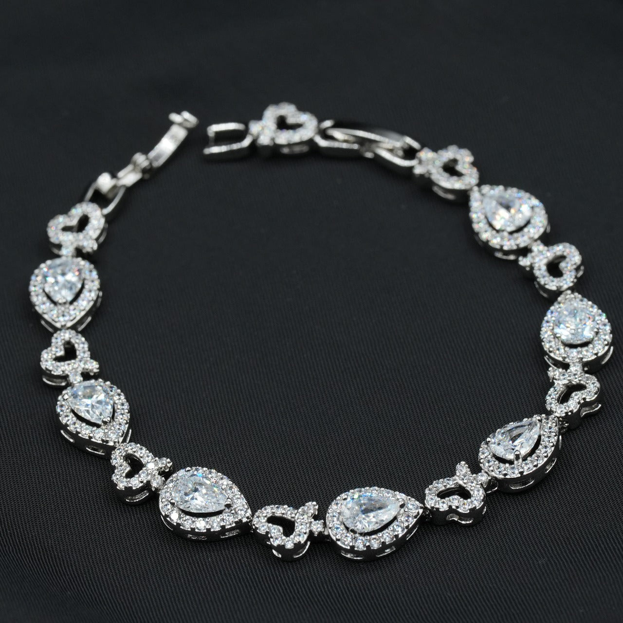Xuping's signature style - Pear-Shaped Clear Stones with Heart Details image 2