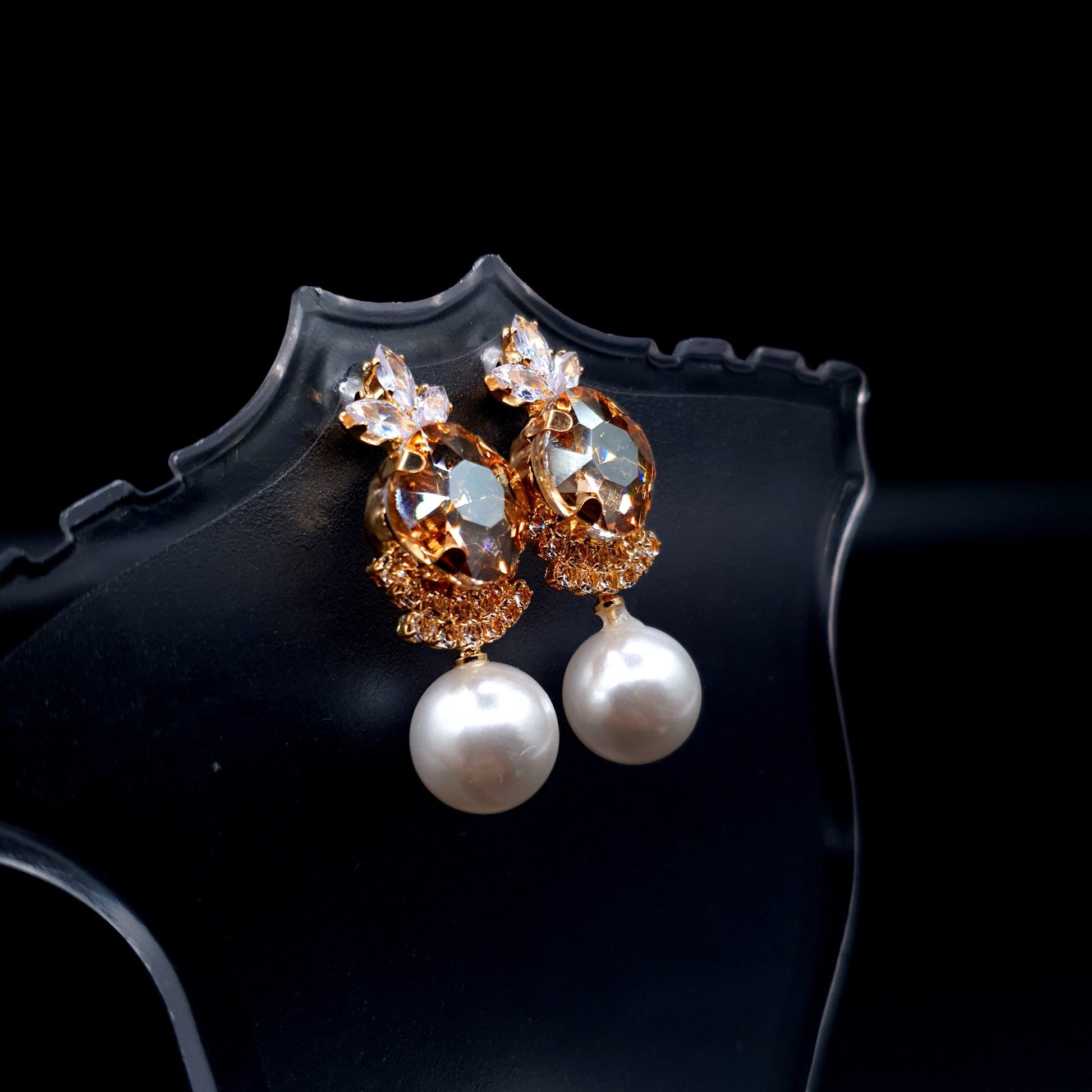Stunning oval-shaped rhinestone earrings with a graceful pearl for an elegant charm. image 5