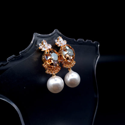 Stunning oval-shaped rhinestone earrings with a graceful pearl for an elegant charm. image 5