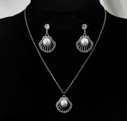 SHELL PEARLED PENDENT image 2
