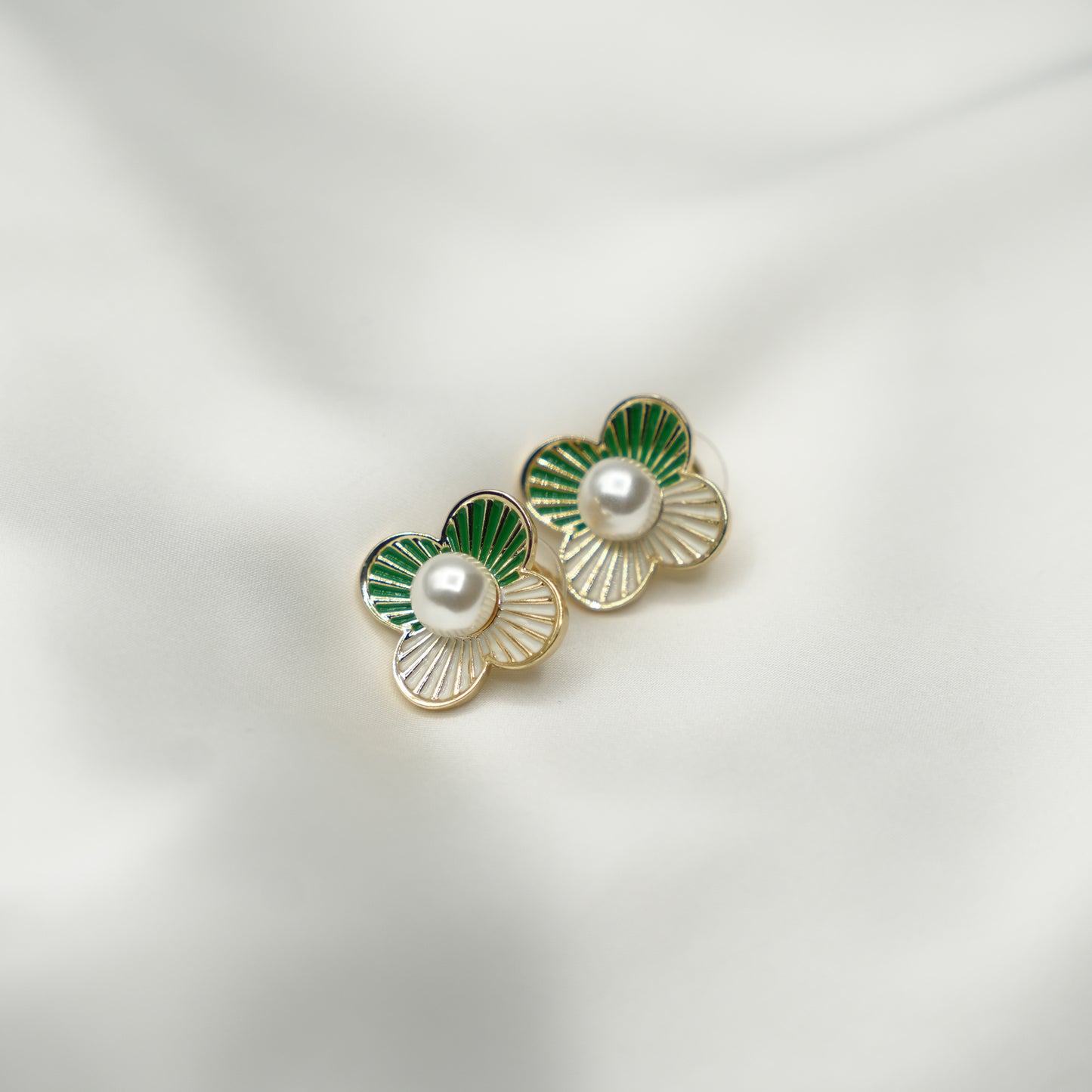 PAINTED LINE FLOWER STUD image 1