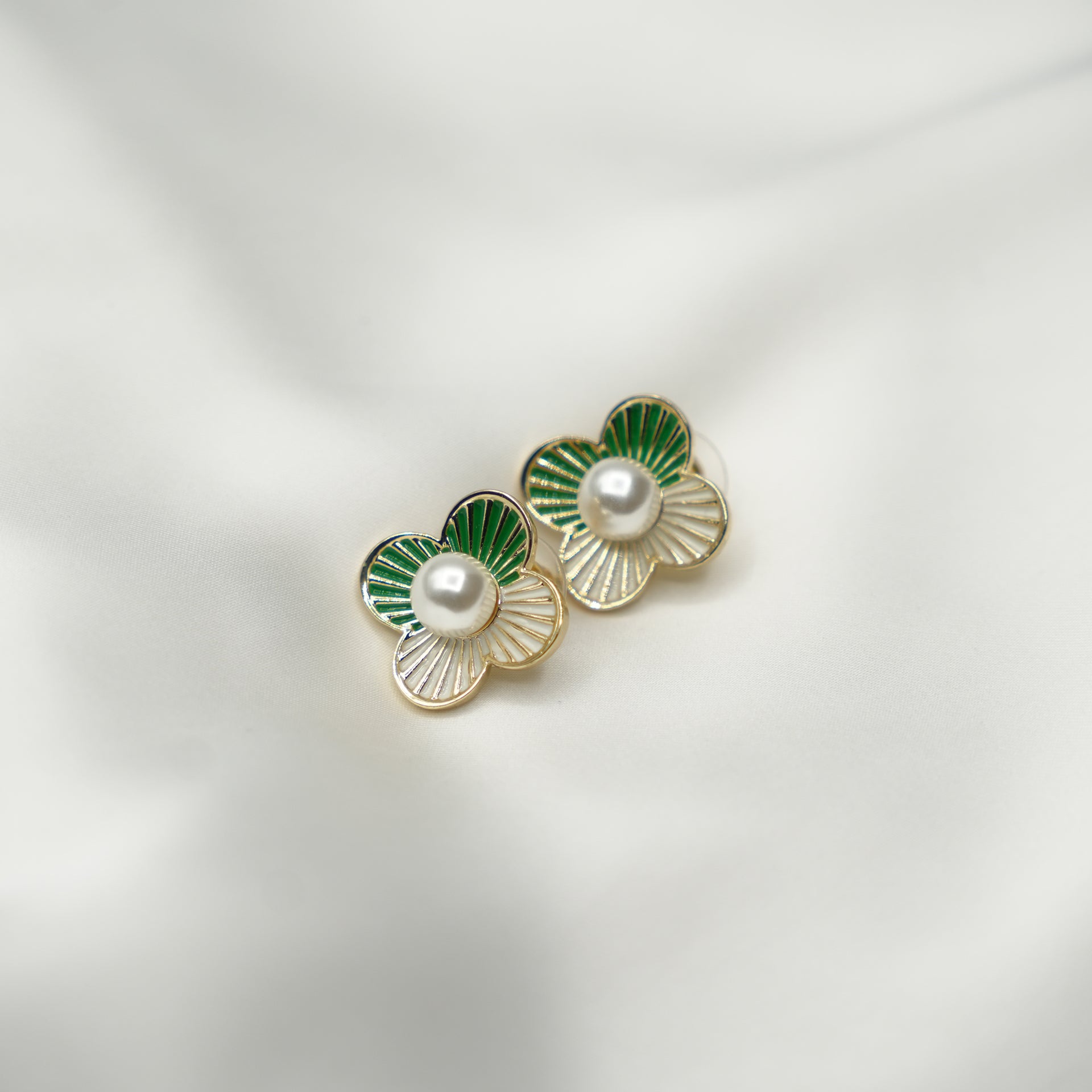 PAINTED LINE FLOWER STUD image 1