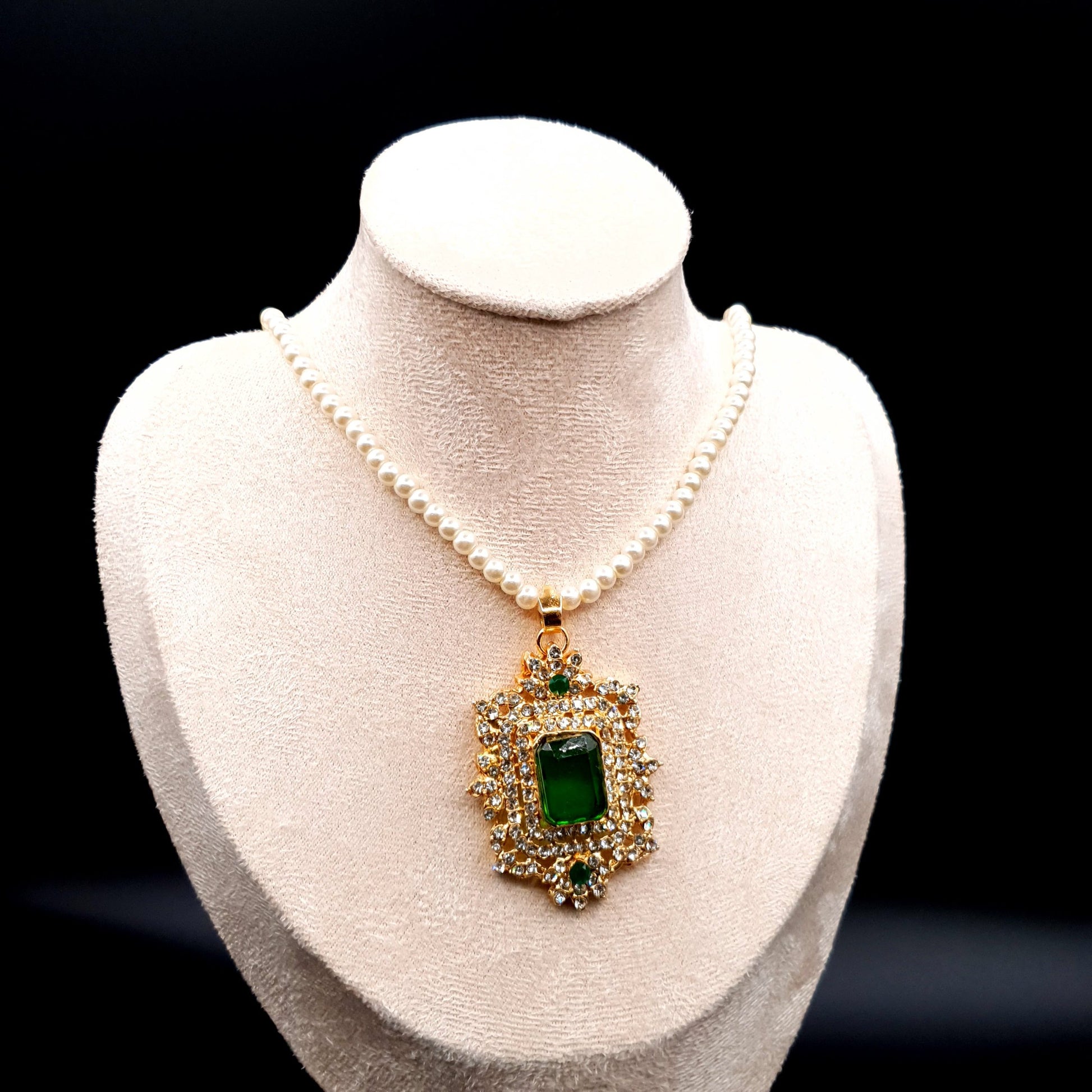 EMERALD SET WITH BEAD CHAIN image 10