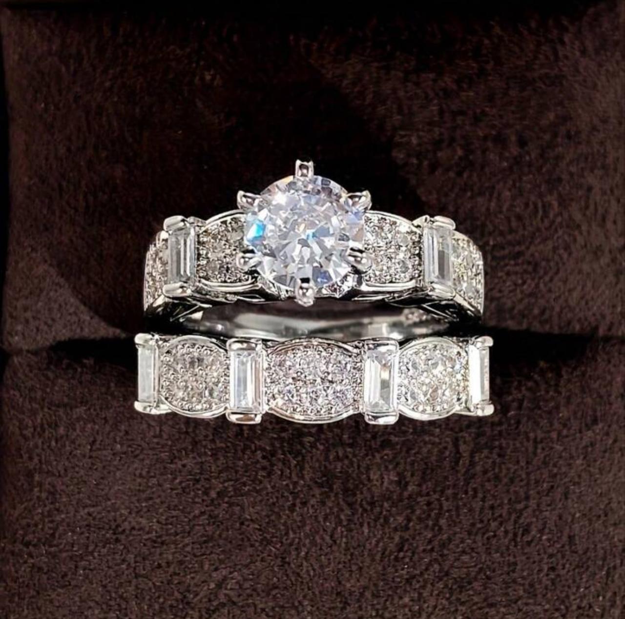 LUXURIOUS ROUND CUT WHITE CUBIC ZIRCONIA PARTY RING image 2