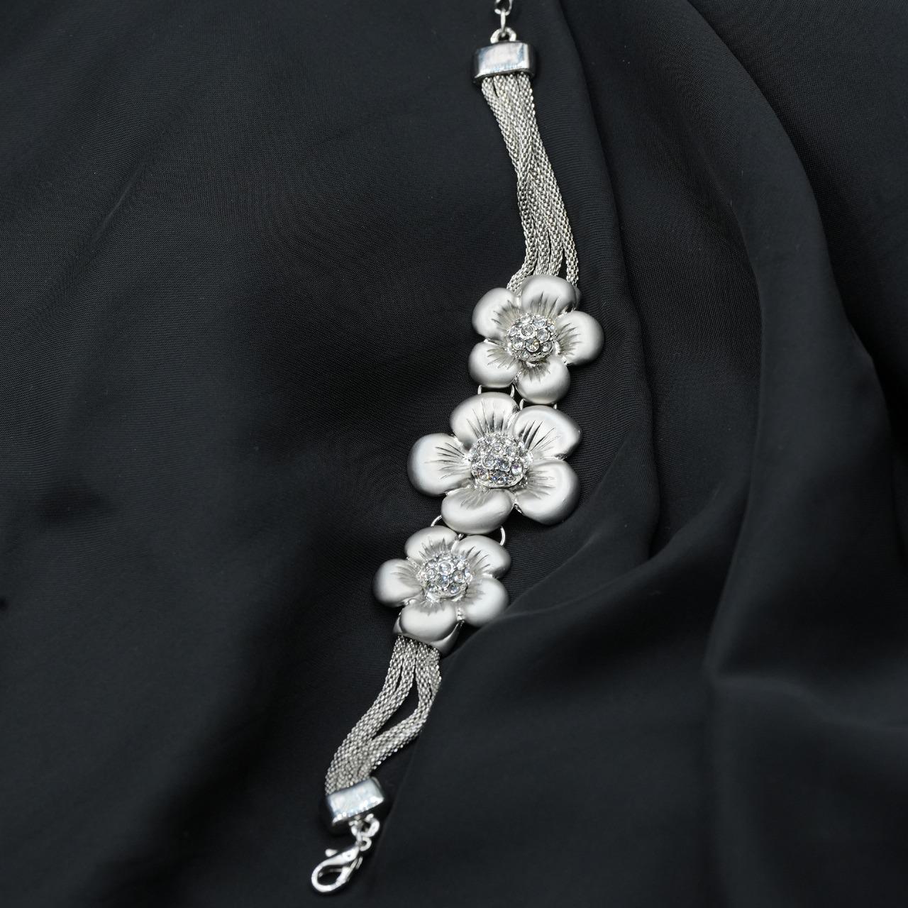 Stunning silver floral bracelet with intricate details image 4