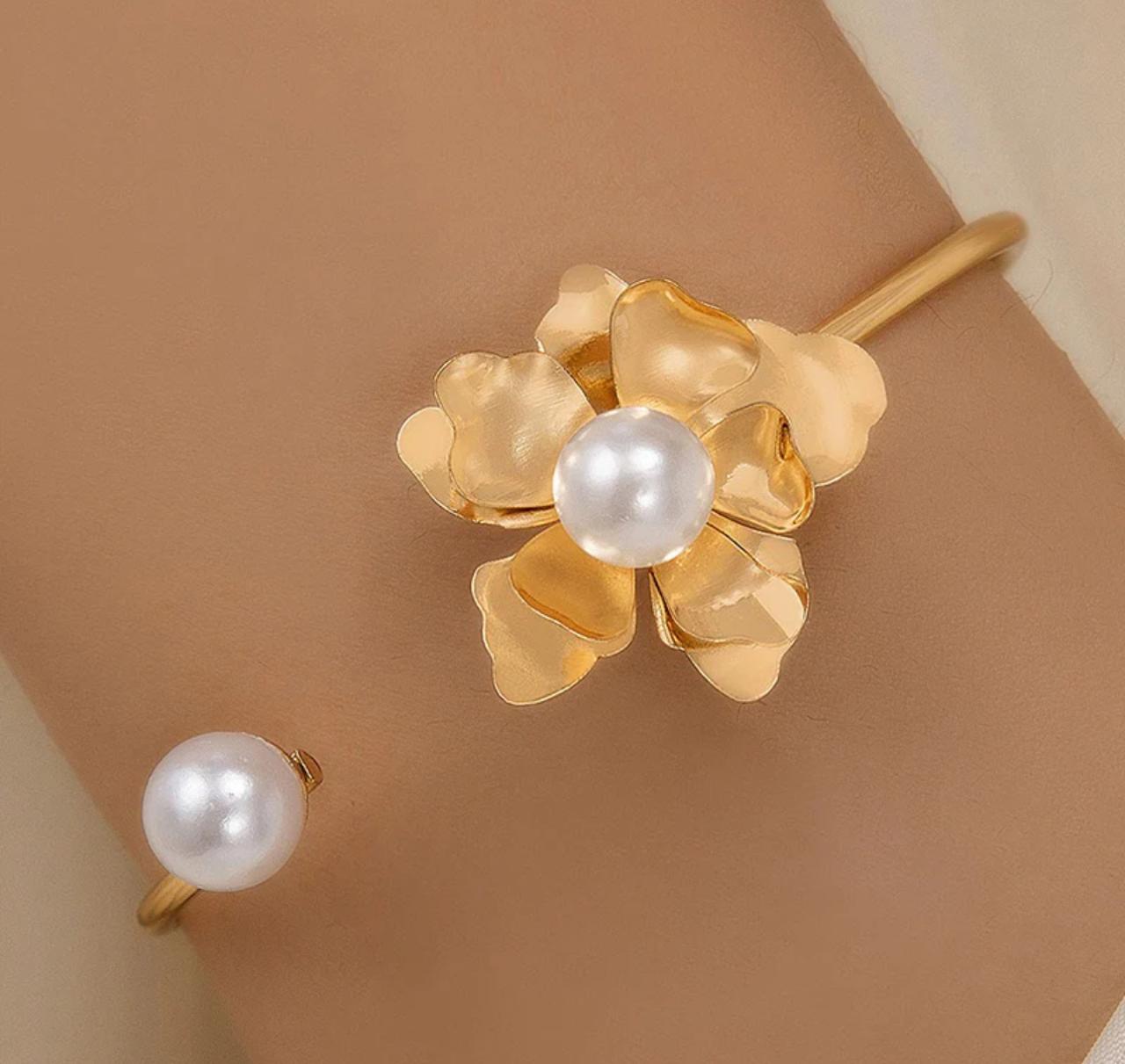 FLOWER PEARLED BRACELET image 0