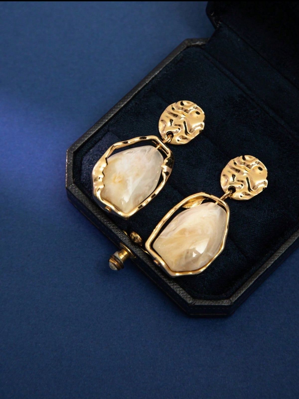 Elegant Minimalist Vintage Gold-Tone Earrings image 2