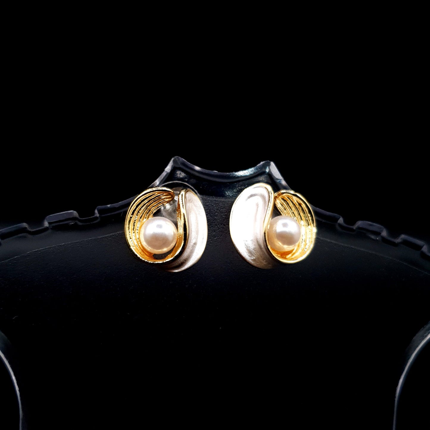 ROUND AND PEARL STUD image 0