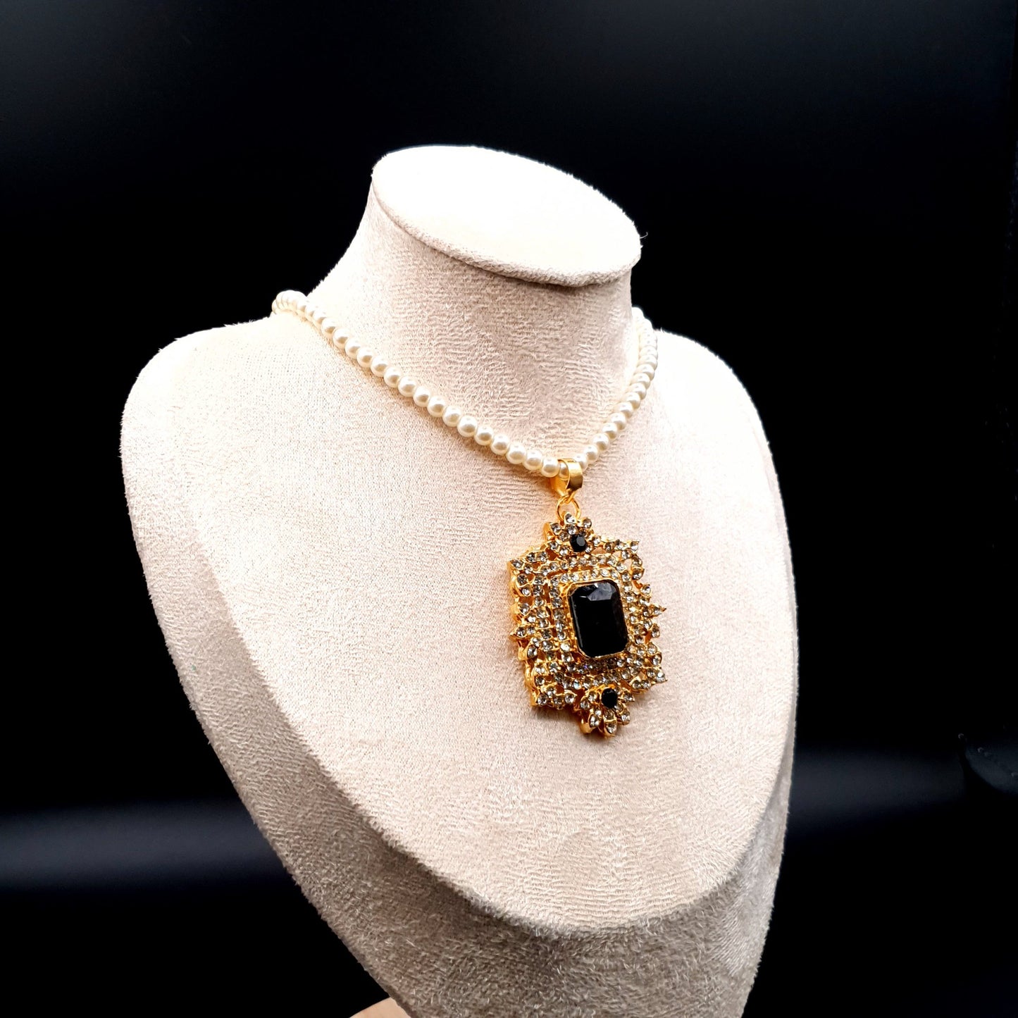 EMERALD SET WITH BEAD CHAIN image 2