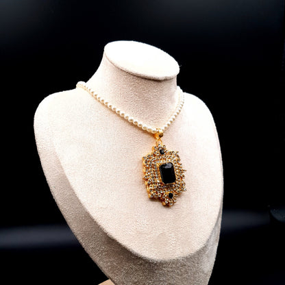 EMERALD SET WITH BEAD CHAIN image 2