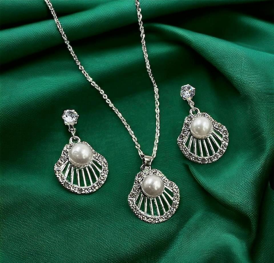 SHELL PEARLED PENDENT image 1