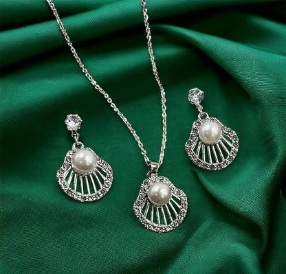 SHELL PEARLED PENDENT image 1