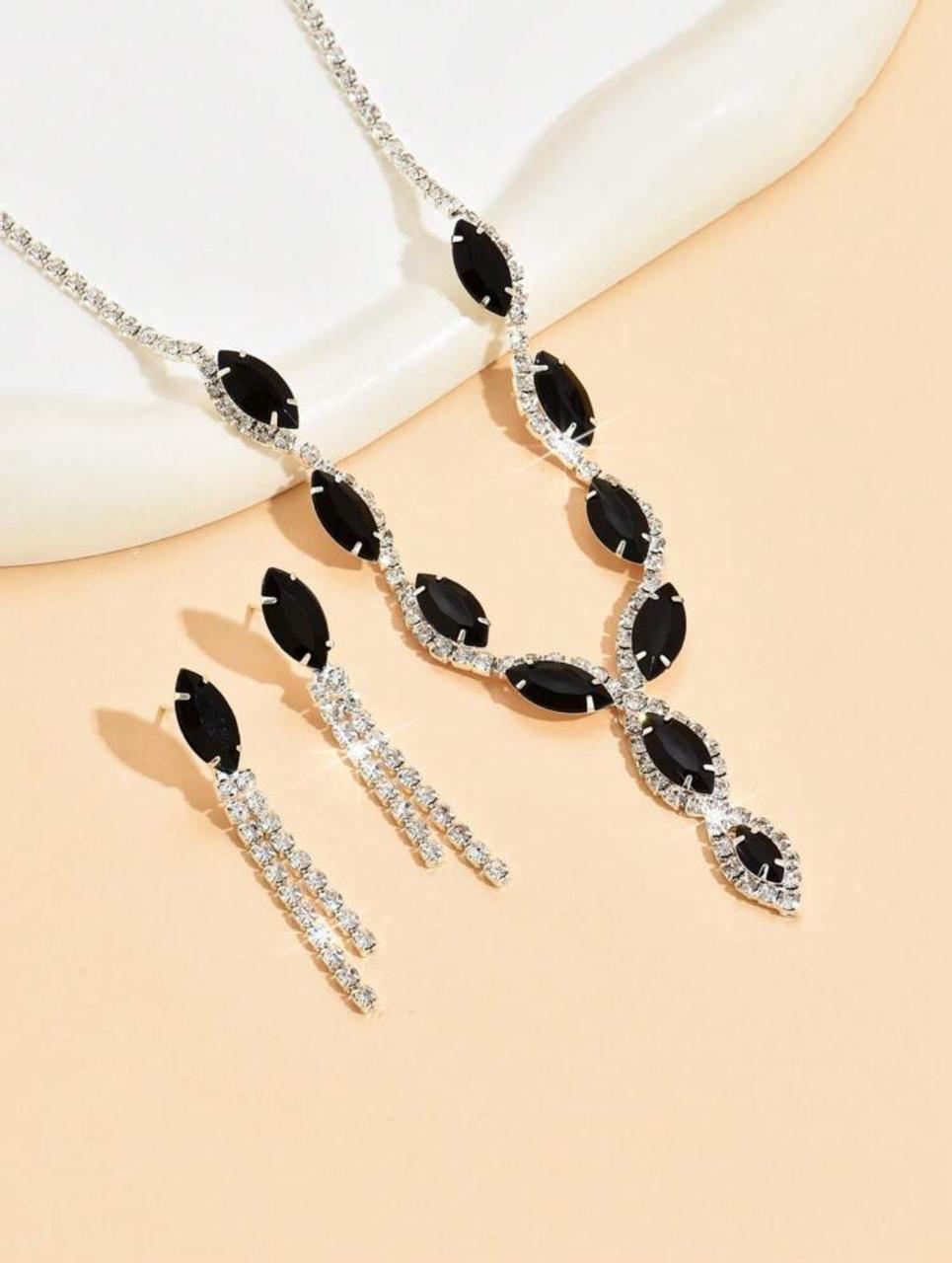 BLACK CRYSTAL NEKLACE SET image 1