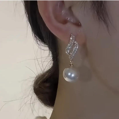 Elegant and Sophisticated Lightweight and High-end Versatile Earrings image 1
