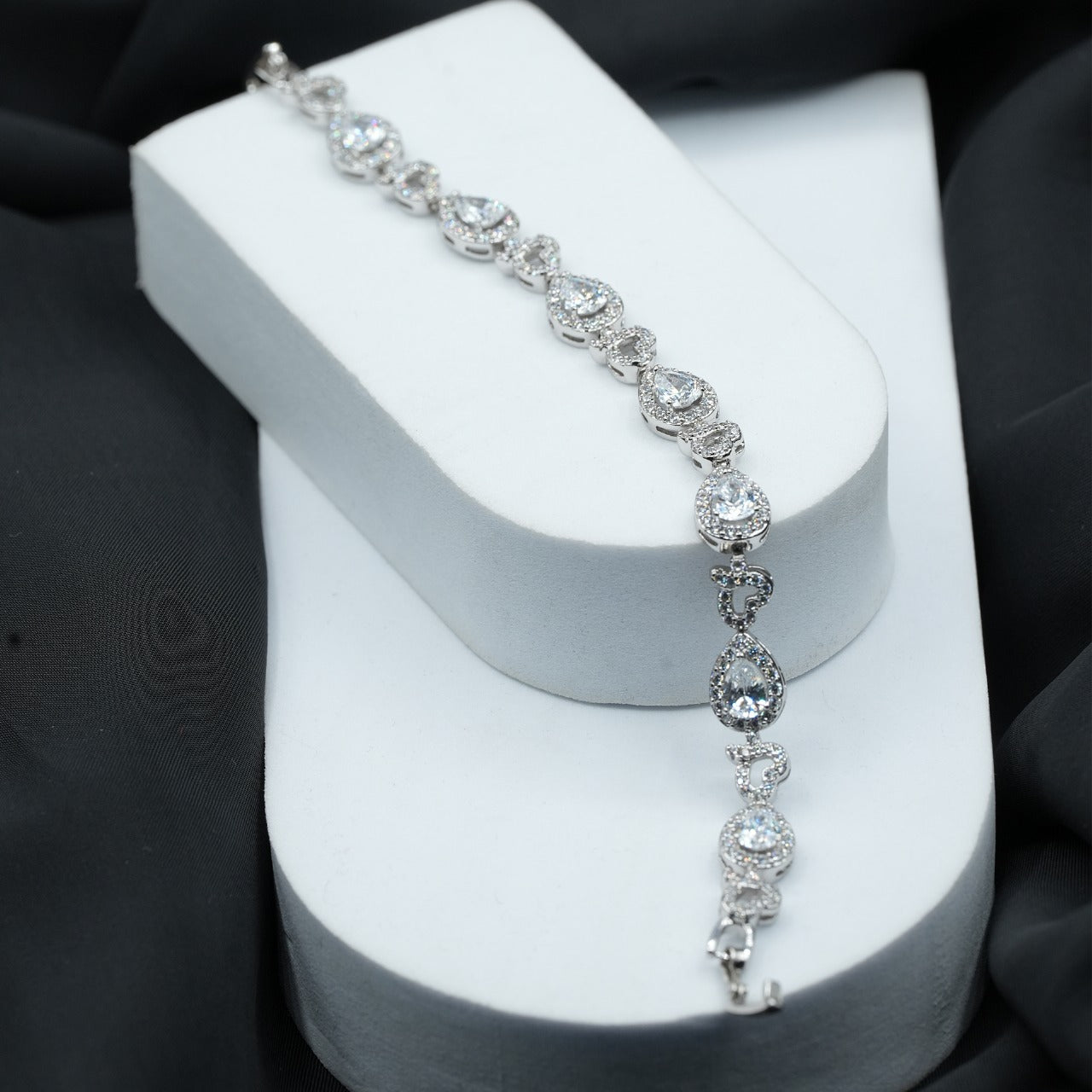 Xuping's signature style - Pear-Shaped Clear Stones with Heart Details image 5