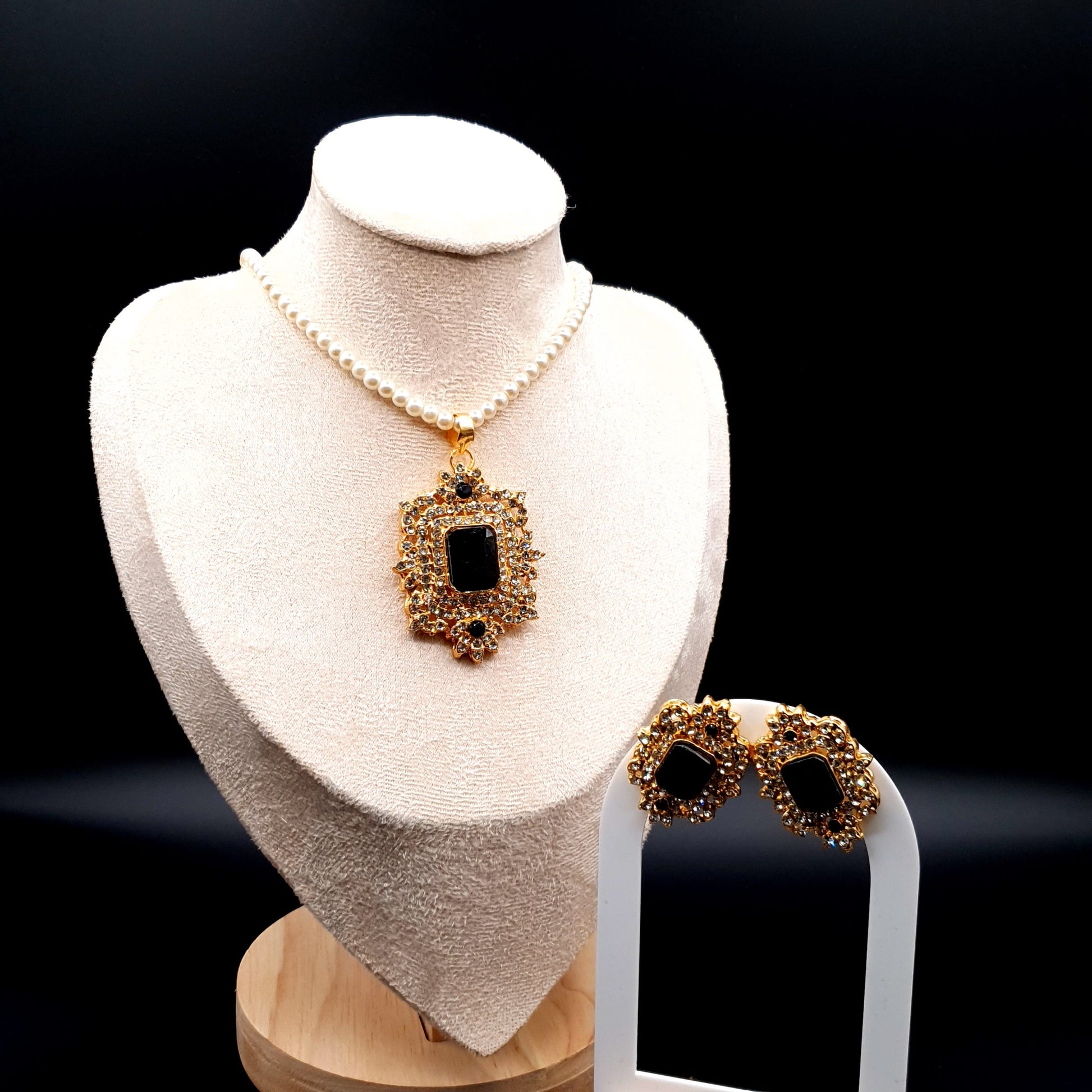 EMERALD SET WITH BEAD CHAIN image 4