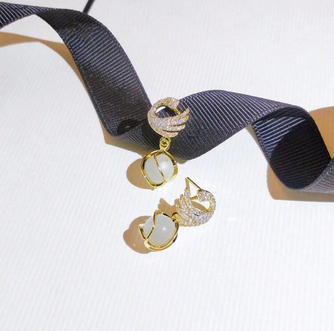 Exquisite &amp; Fashionable Creative Swan &amp; Cat Eye Pendant Earrings image 3